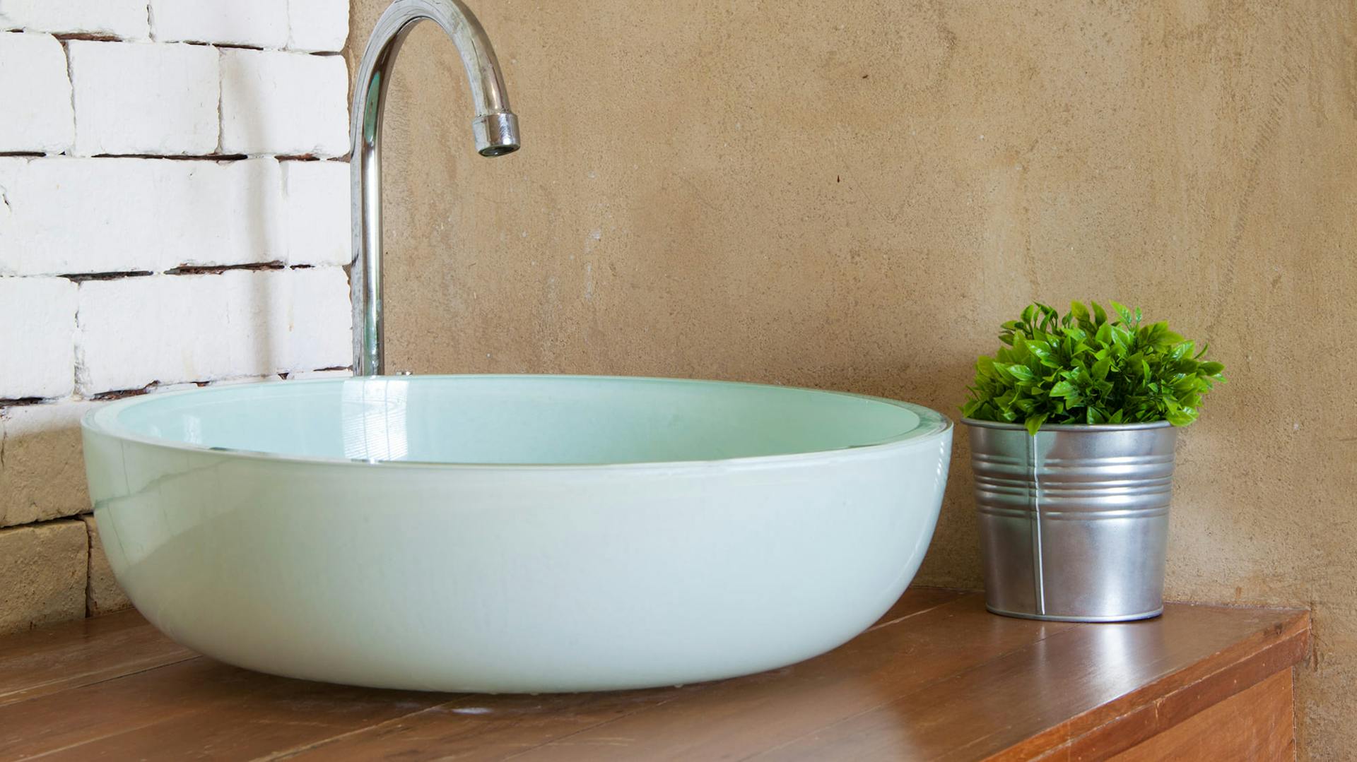 Ein hellblaues Waschbecken.