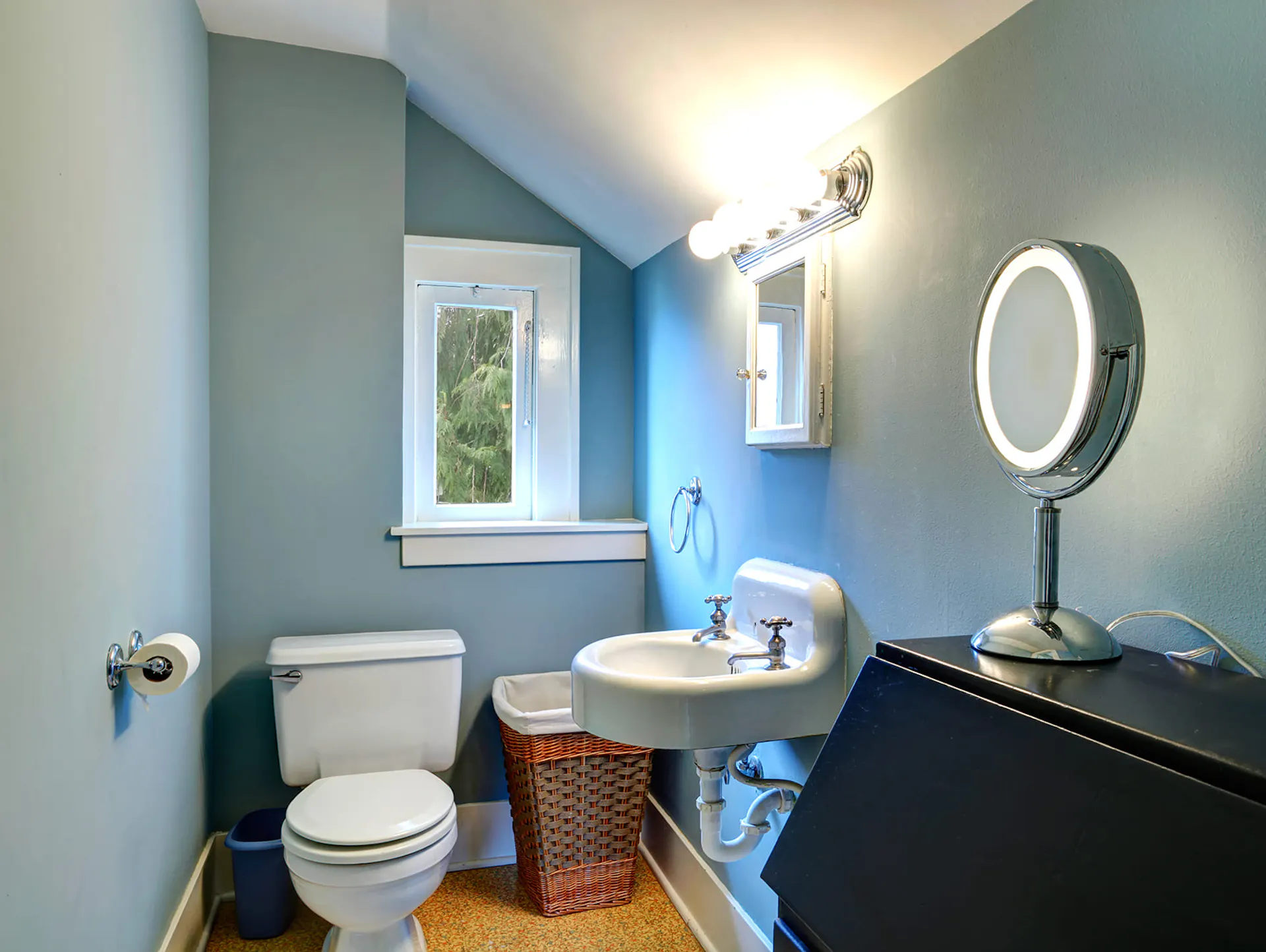 Gäste-WC mit hellblau gestrichenen Wänden