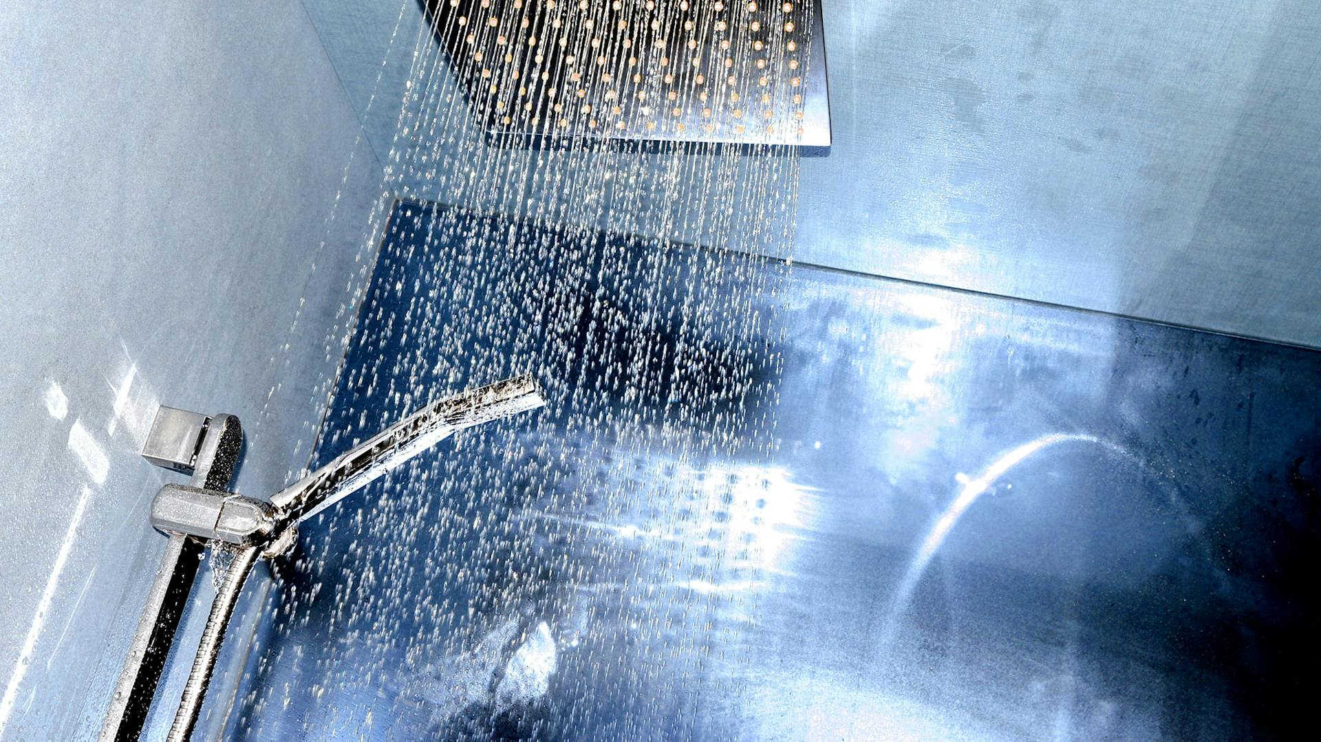 Duschkabine in Metallic-Blau.