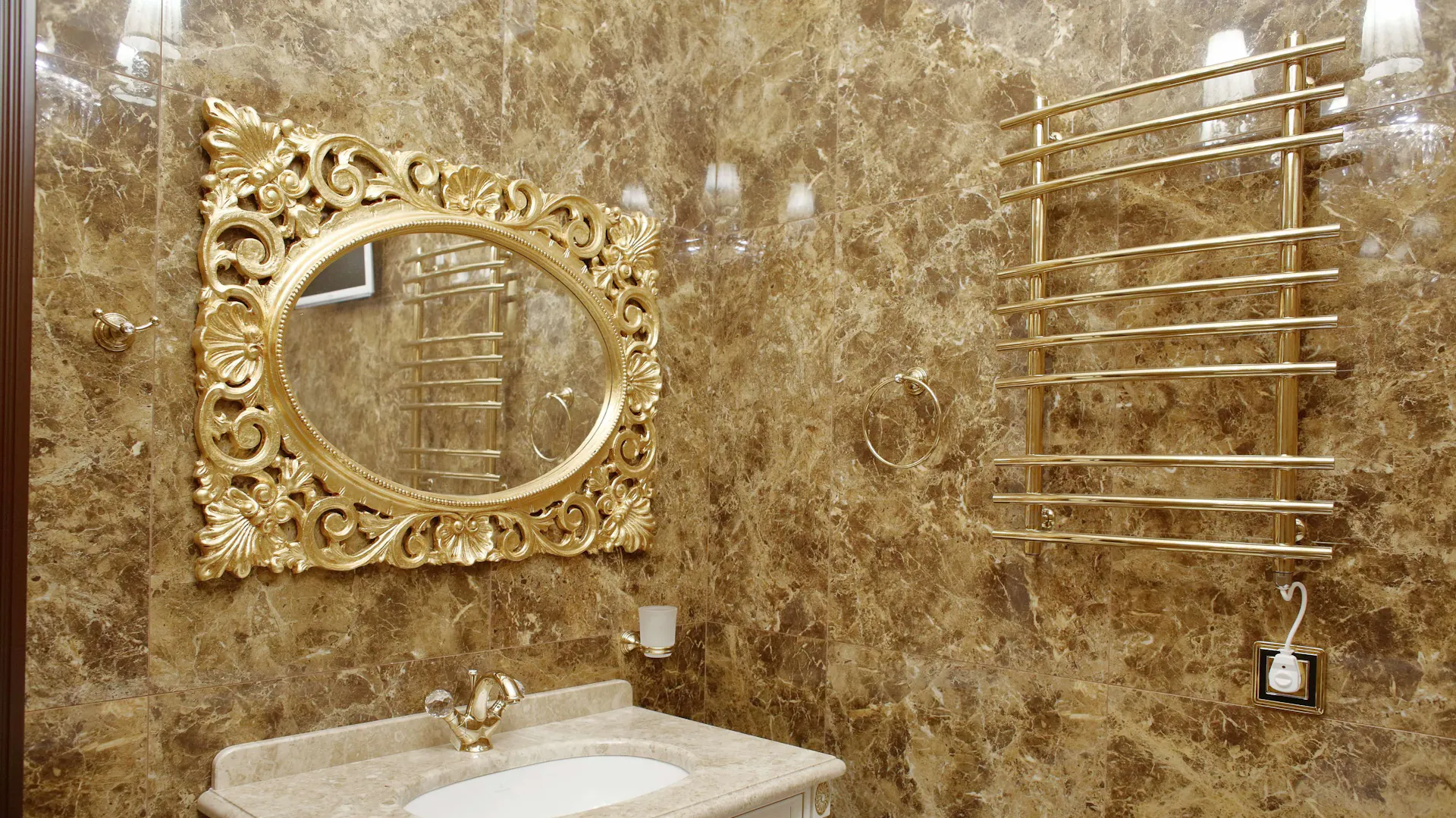 Braunes Badezimmer mit goldenen Armaturen.