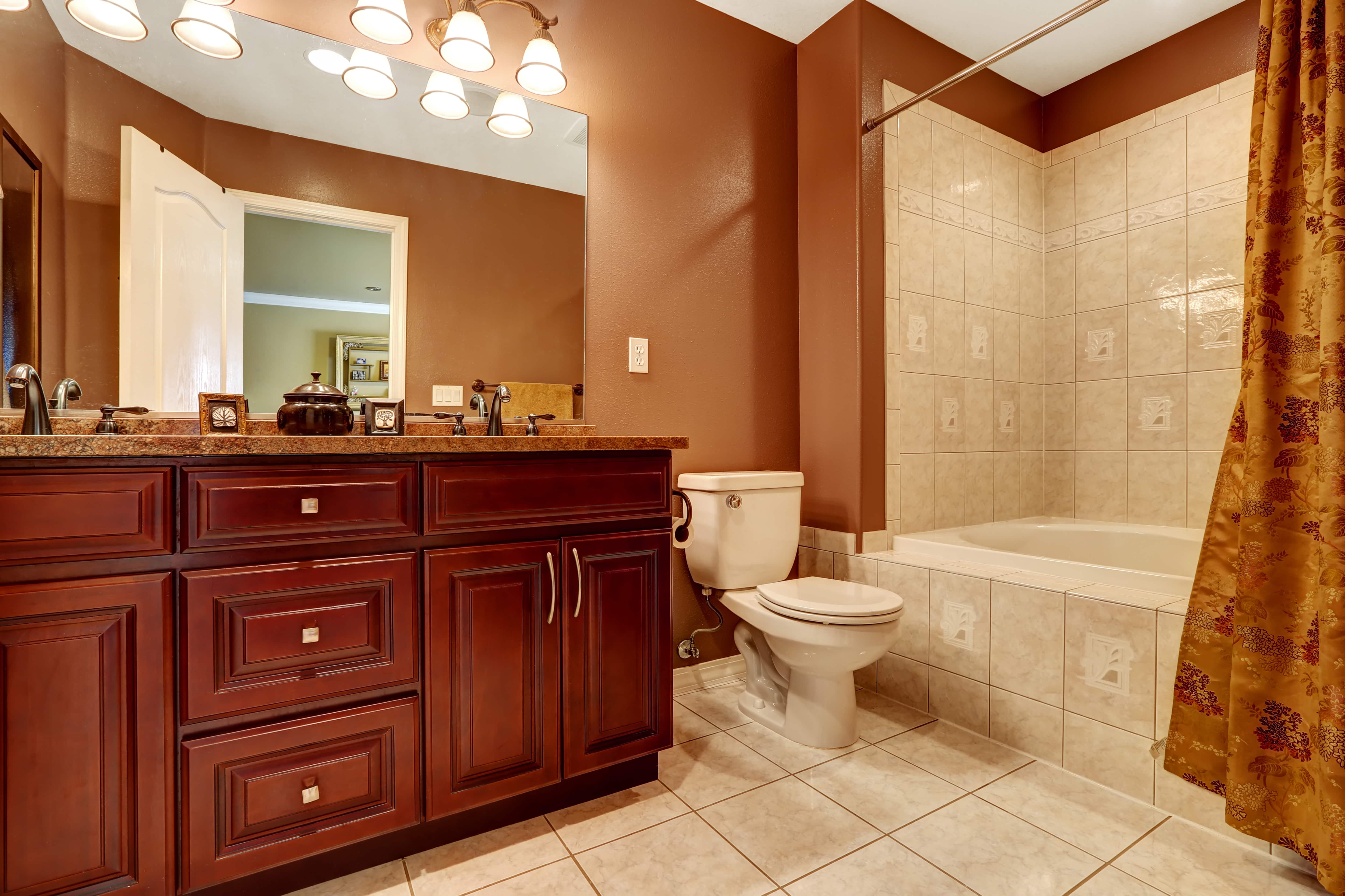 Badezimmer in Braun und Beige.