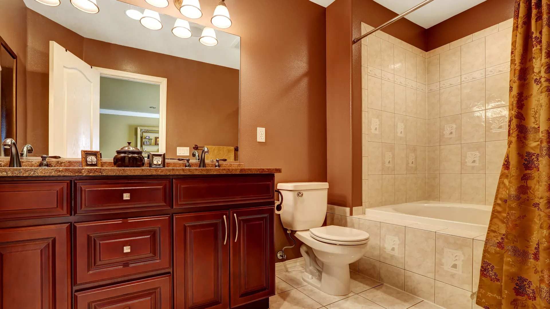 Badezimmer in Braun und Beige.