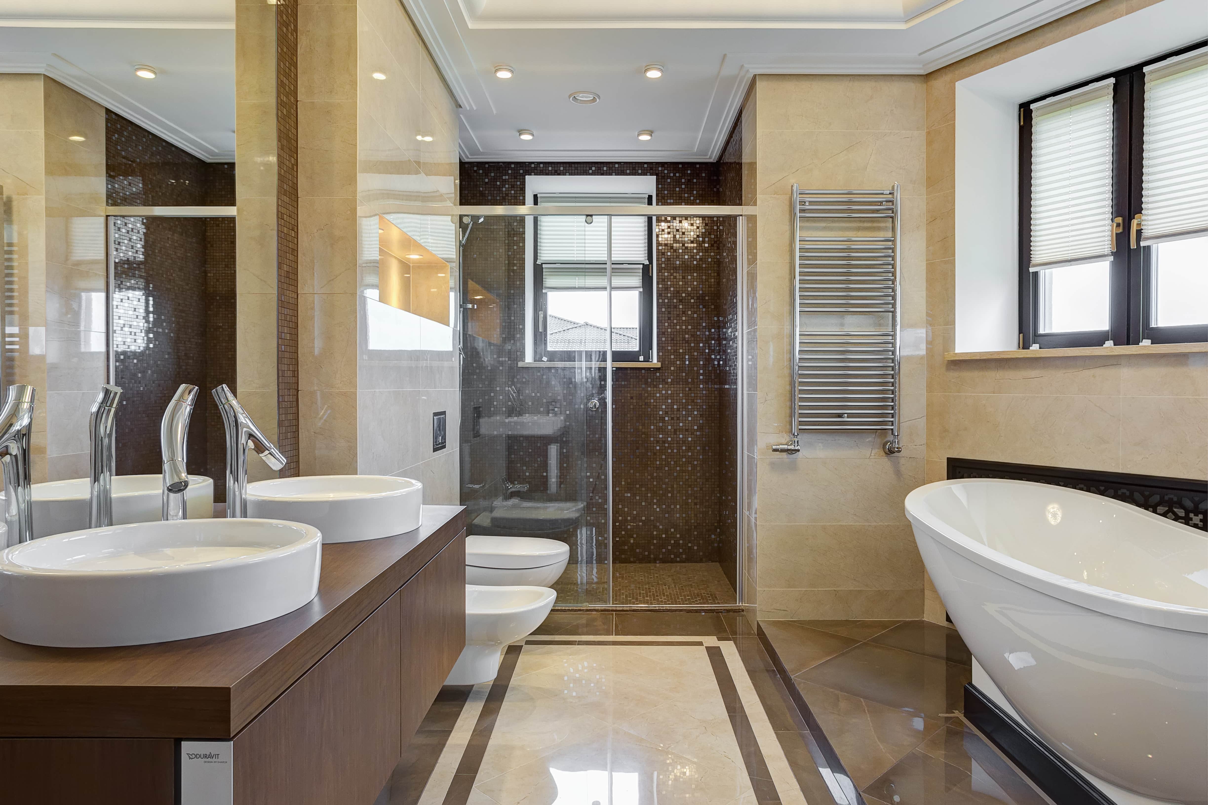 Badezimmer mit braunen und beigen Wänden.