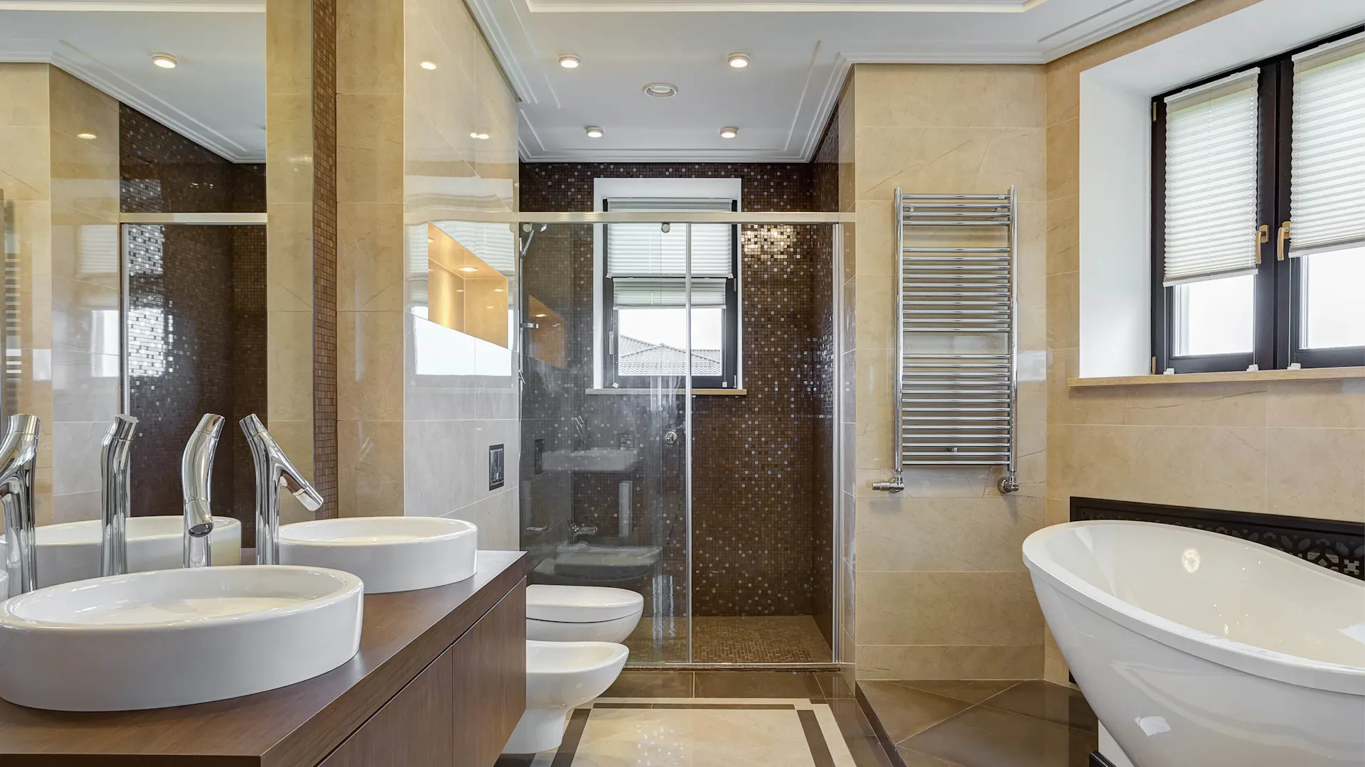 Badezimmer mit braunen und beigen Wänden.