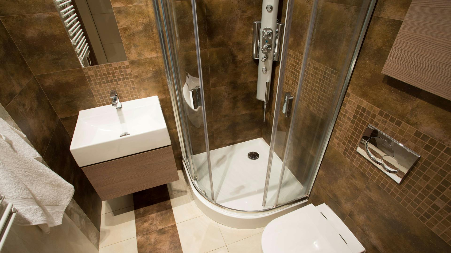 Ein Badezimmer in Braun.