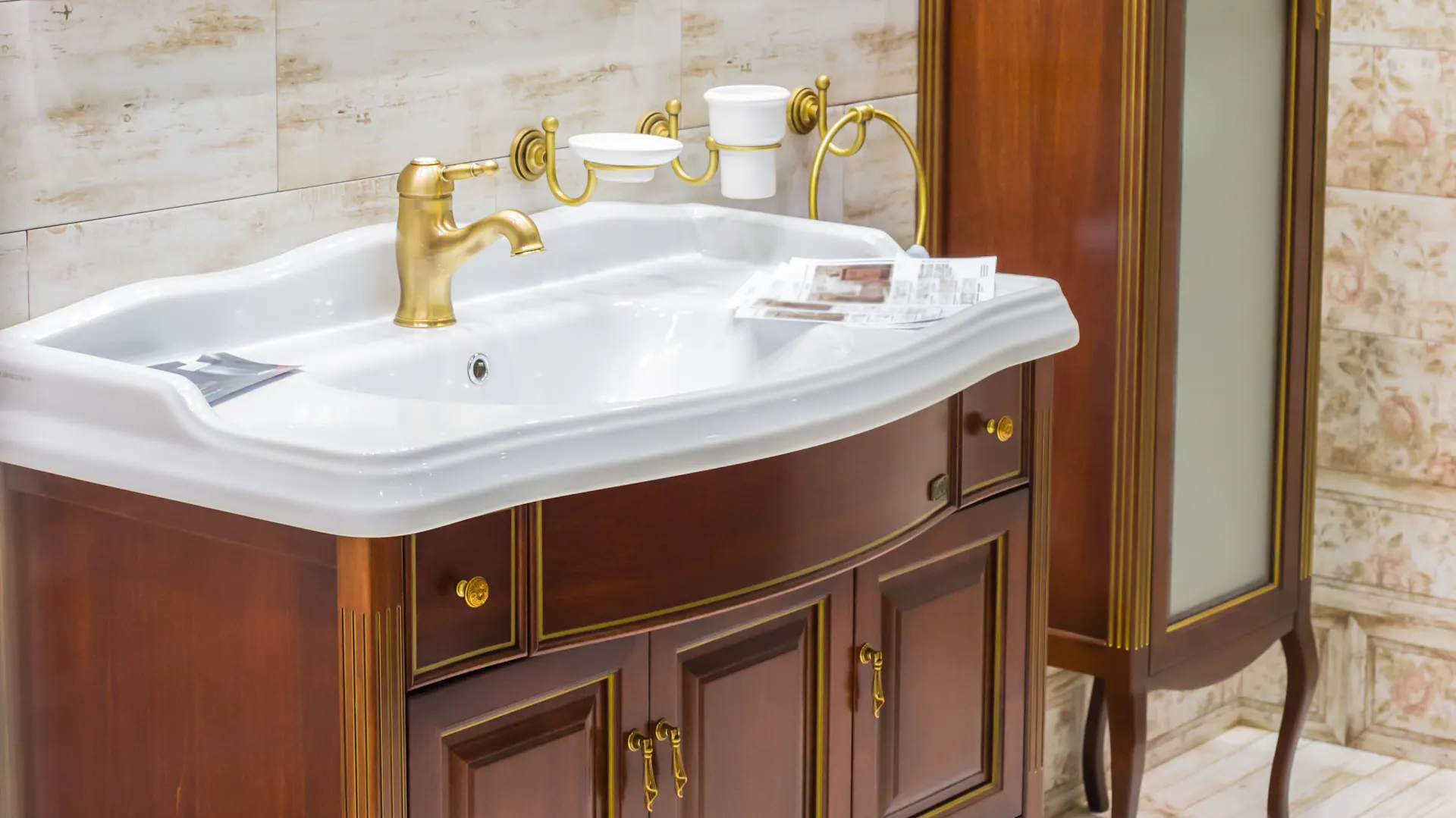 Ein Waschtisch mit goldenen Armaturen.