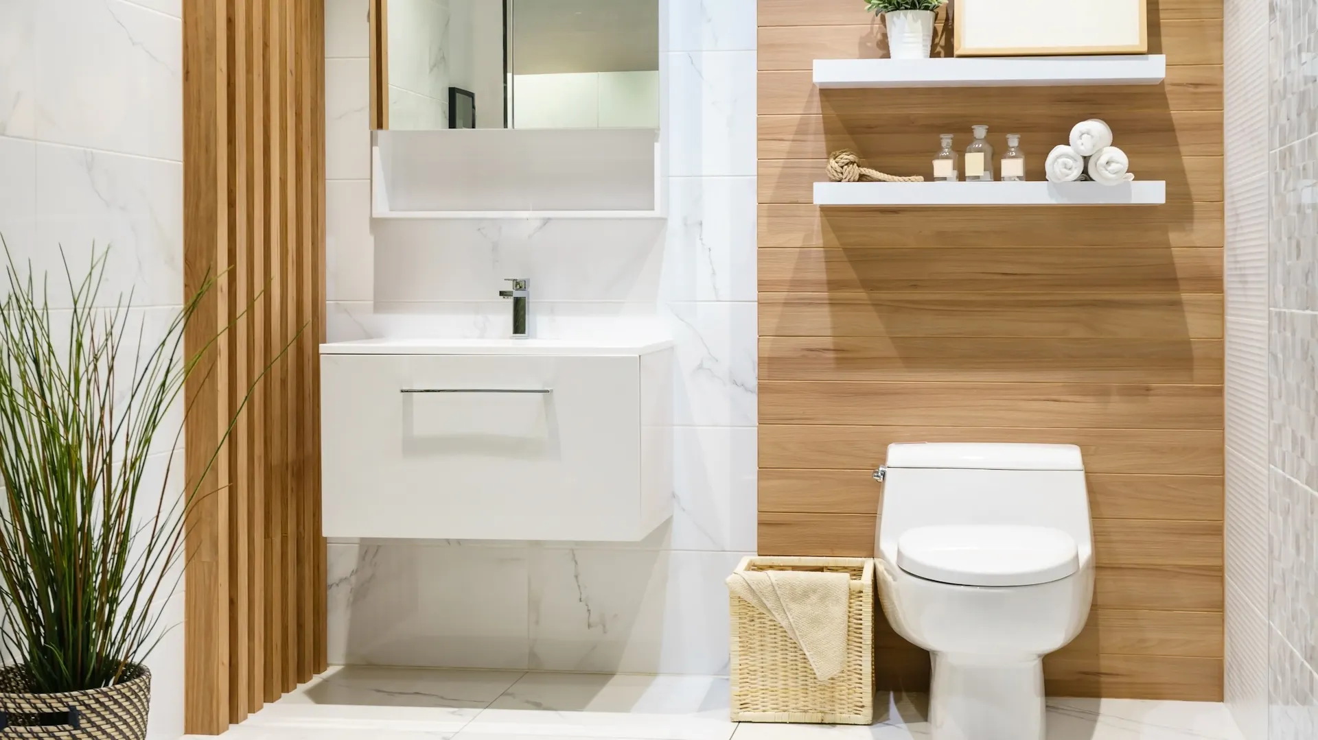 Ein weißes Badezimmer mit Holzelementen.