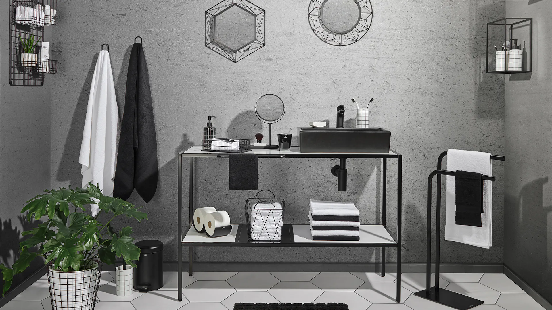 Verschieden Accessoires für das Badezimmer in Schwarz und Weiß.