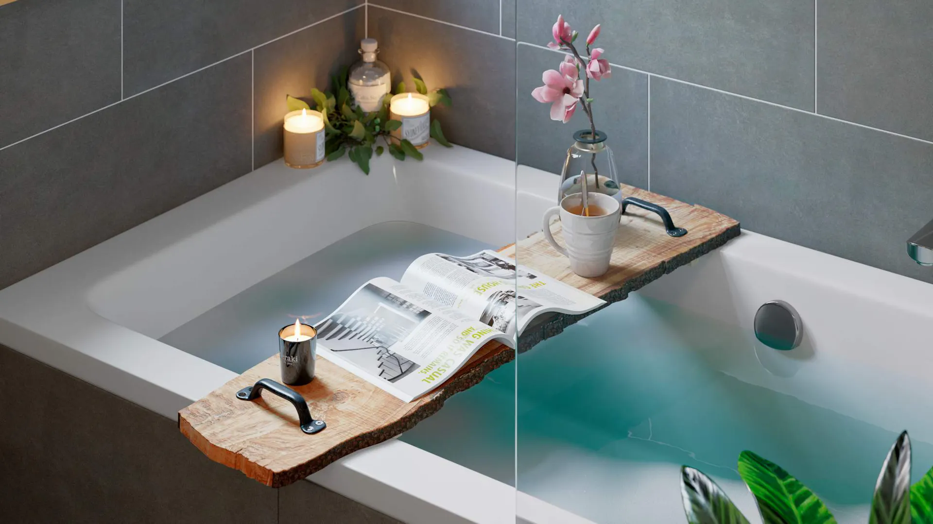 Badewanne mit Holzablage und Wandfliesen in Grau.