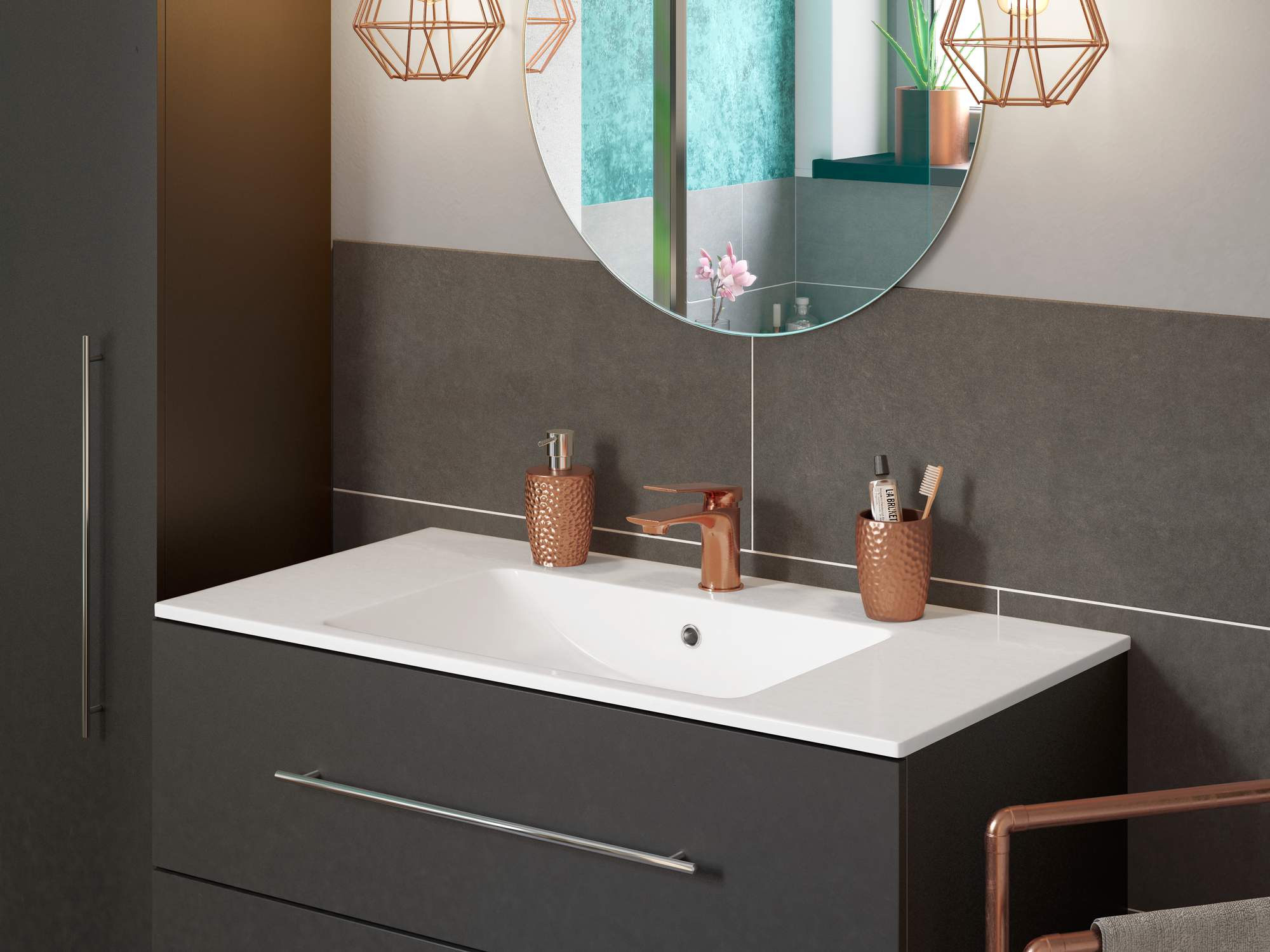 Waschbecken mit accessoires aus Kupfer und Armatur aus Kupfer.
