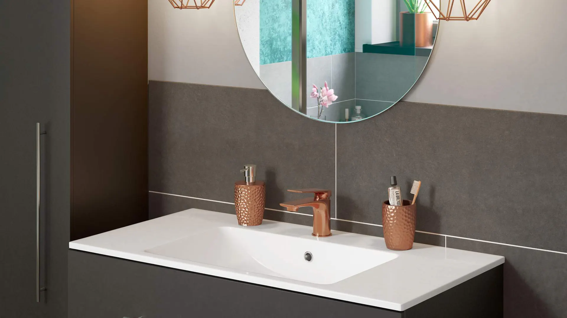 Waschbecken mit accessoires aus Kupfer und Armatur aus Kupfer.