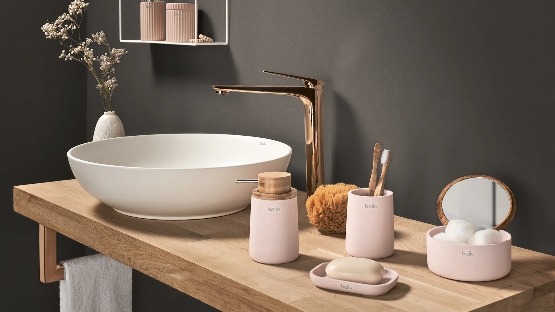 Holzplatte mit Aufsatzwaschbecken und Accessoires in Rosa.