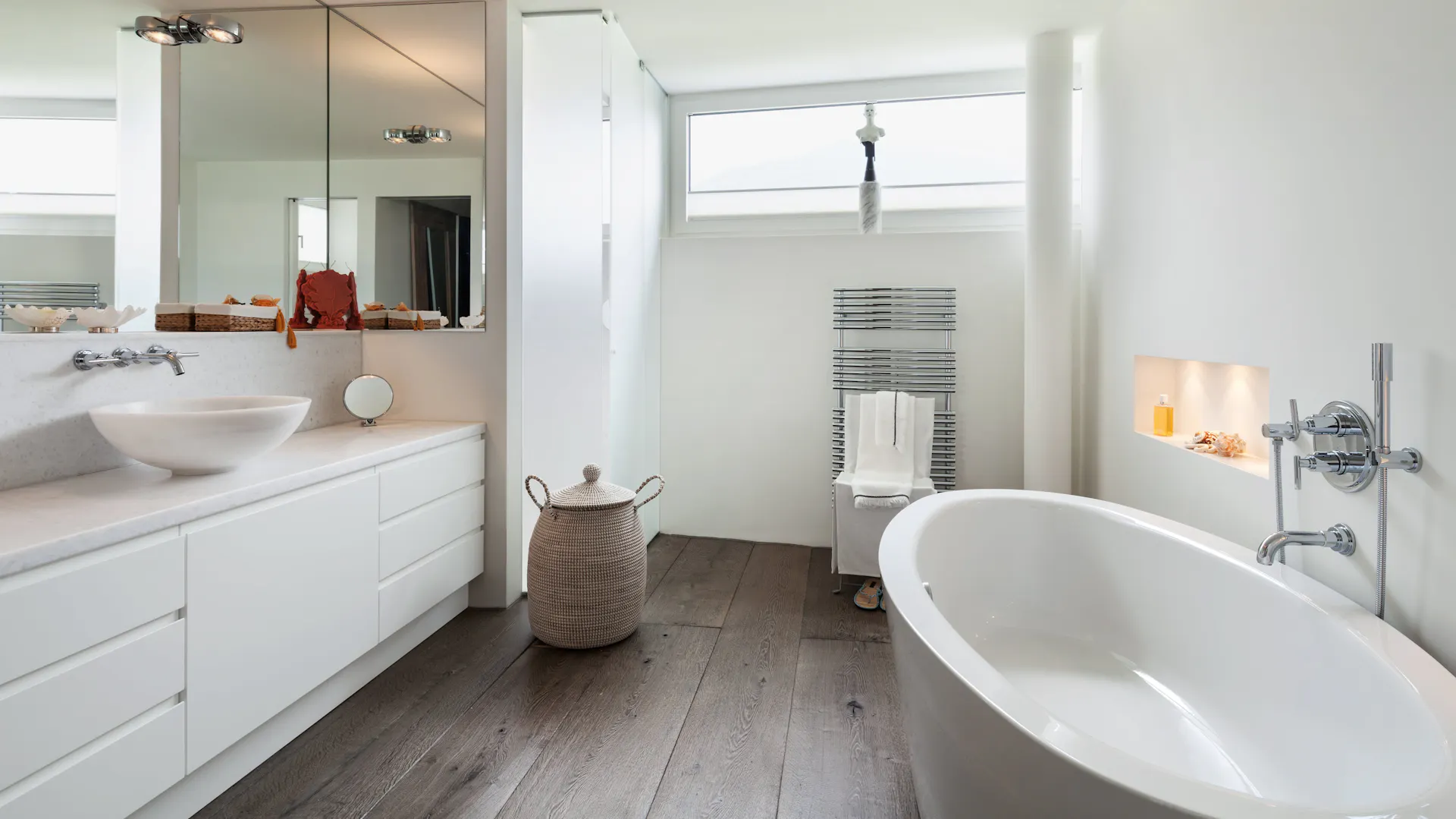 Ein Badezimmer mit einem grauen Holzboden.
