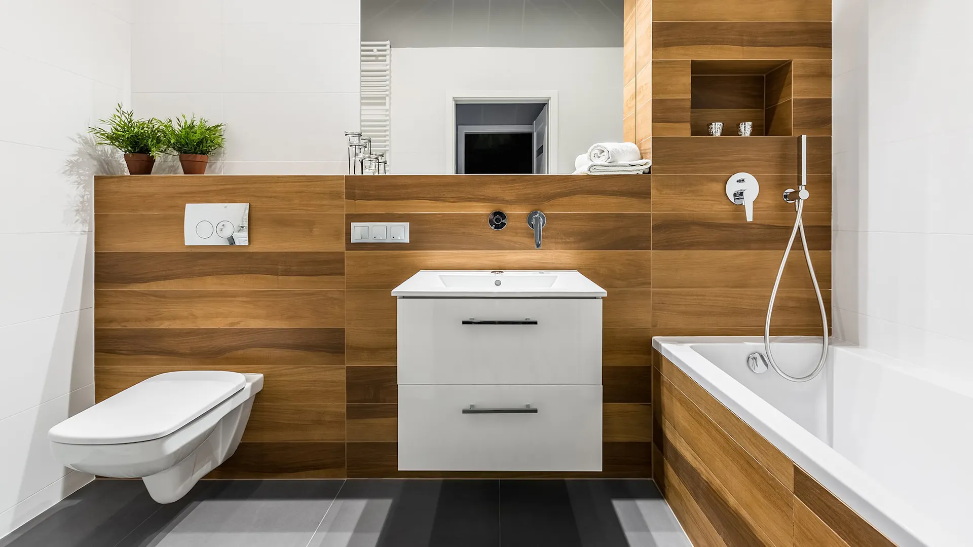 Ein Badezimmer mit Holzelementen.