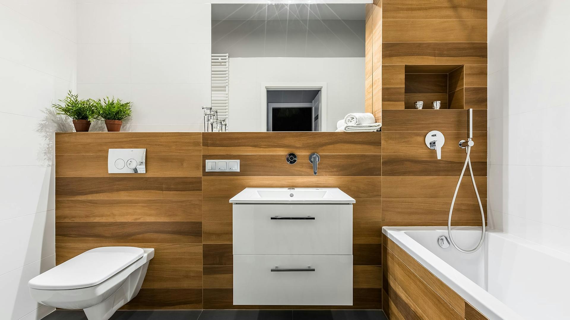 Bad mit Holzverkleidung