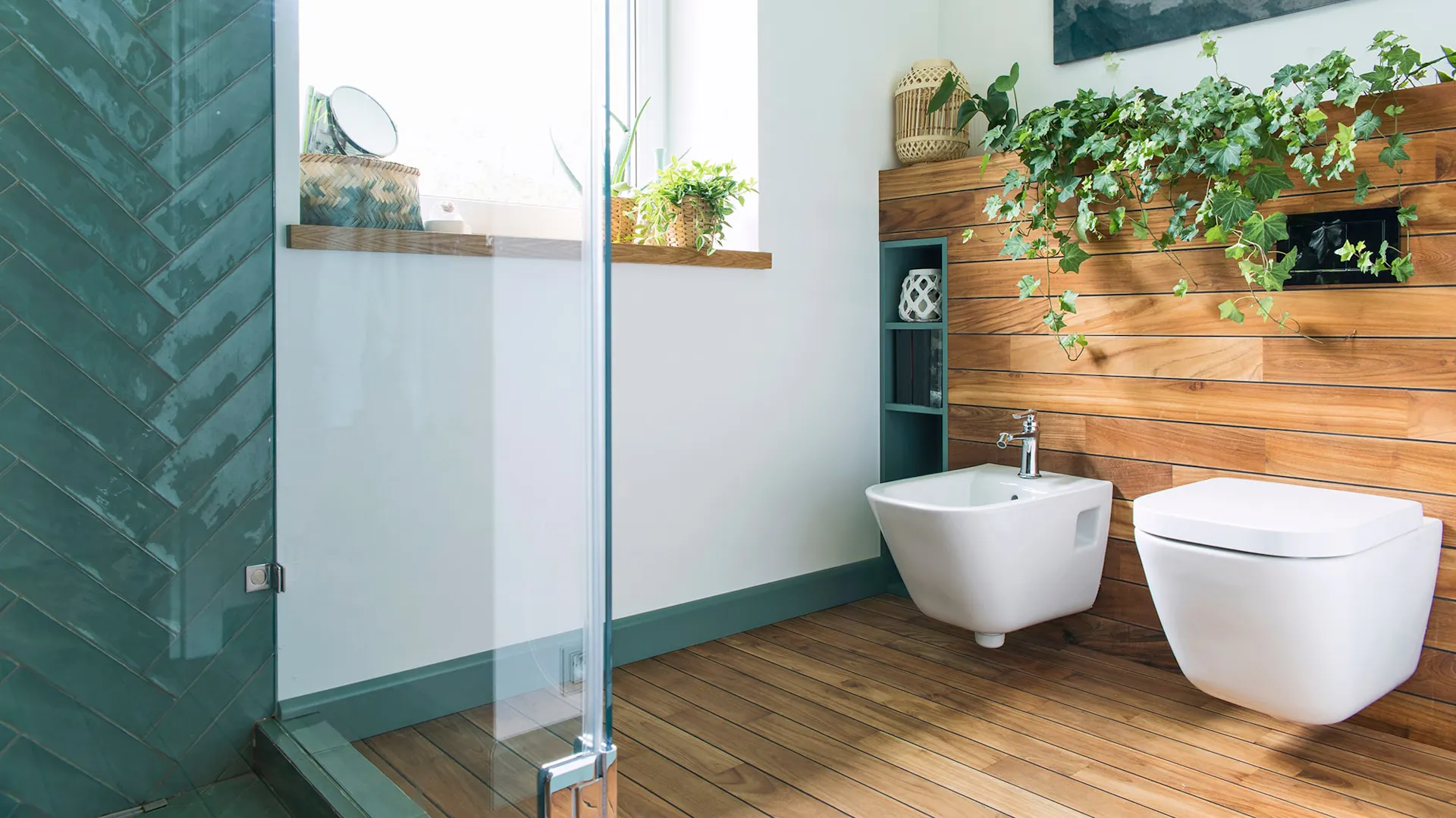 Ein Badezimmer mit einem Holzboden.
