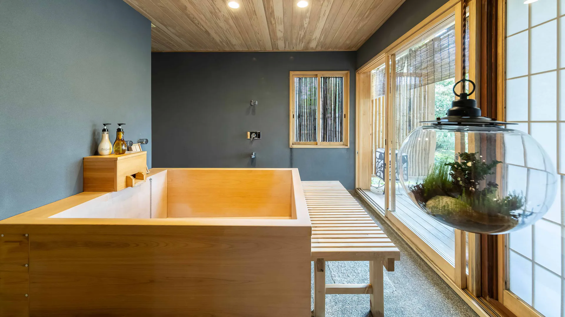 Eine Badewanne aus hellem Holz.