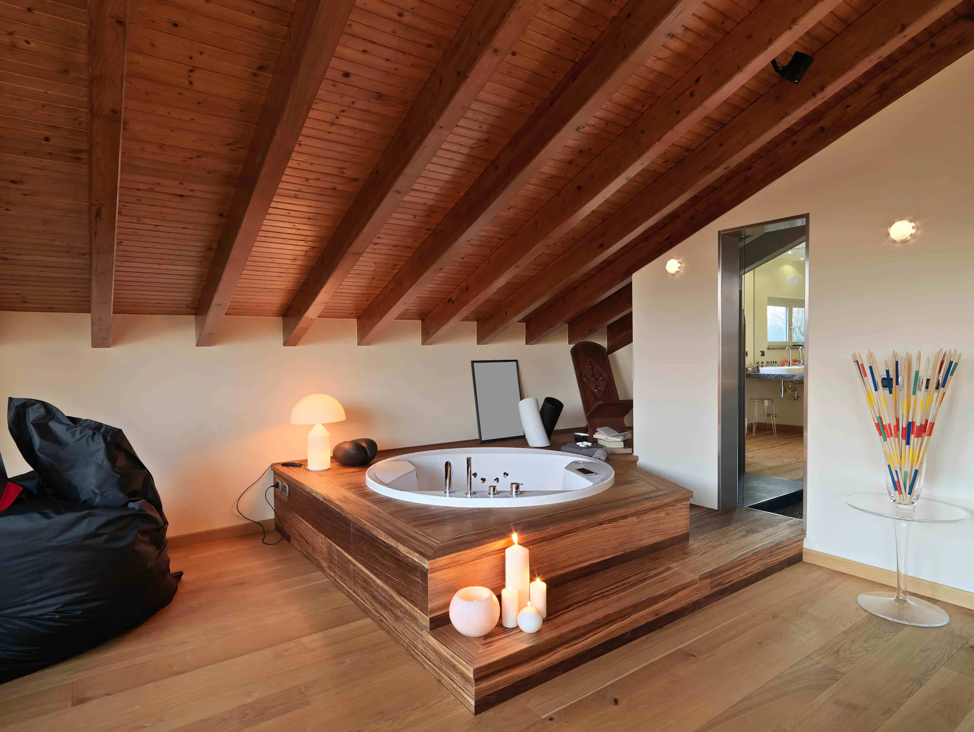 Badewanne mit Holzverkleidung