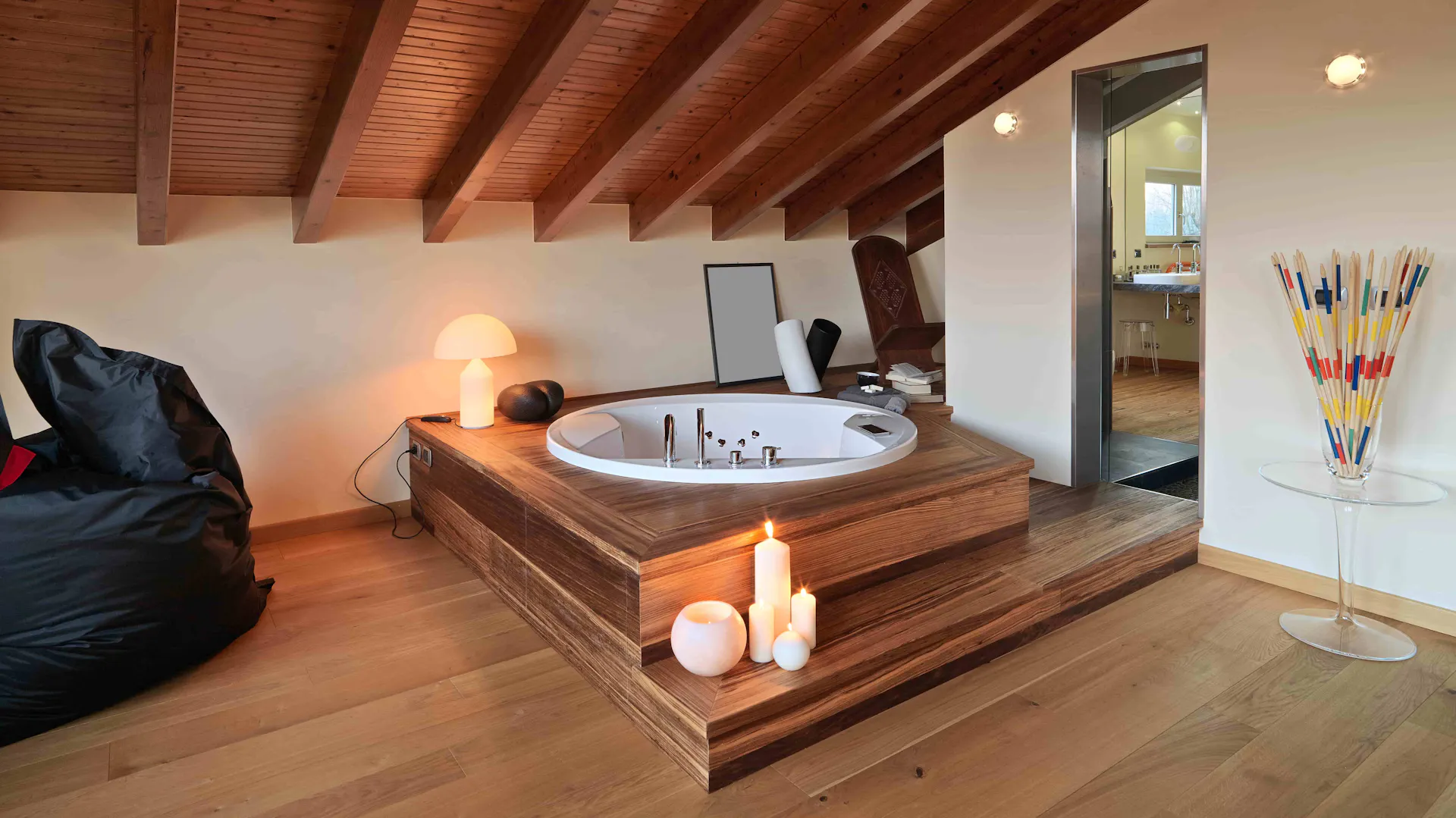Eine Badewanne mit einer Holzverkleidung.