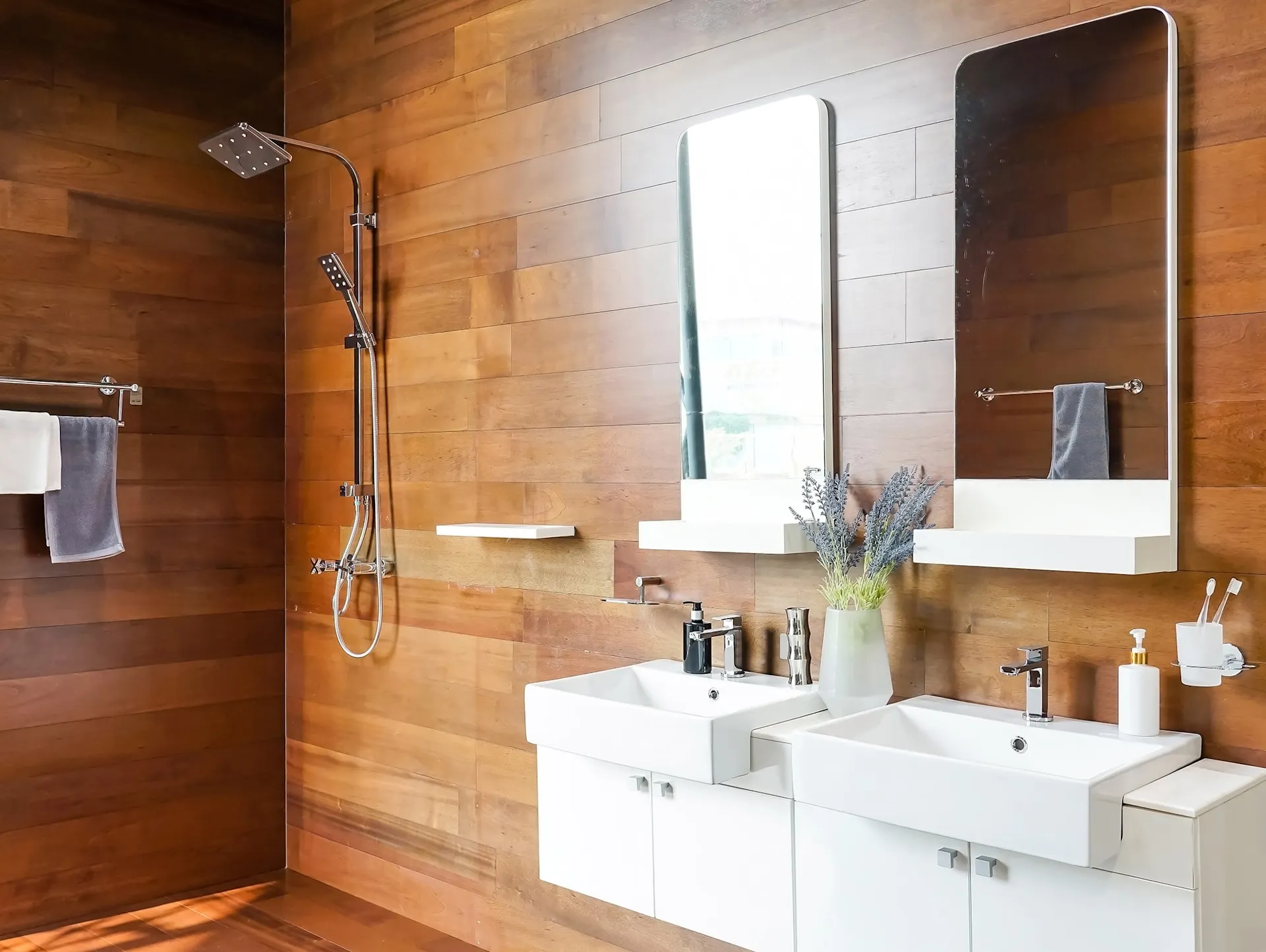 Badezimmer mit Holzwand