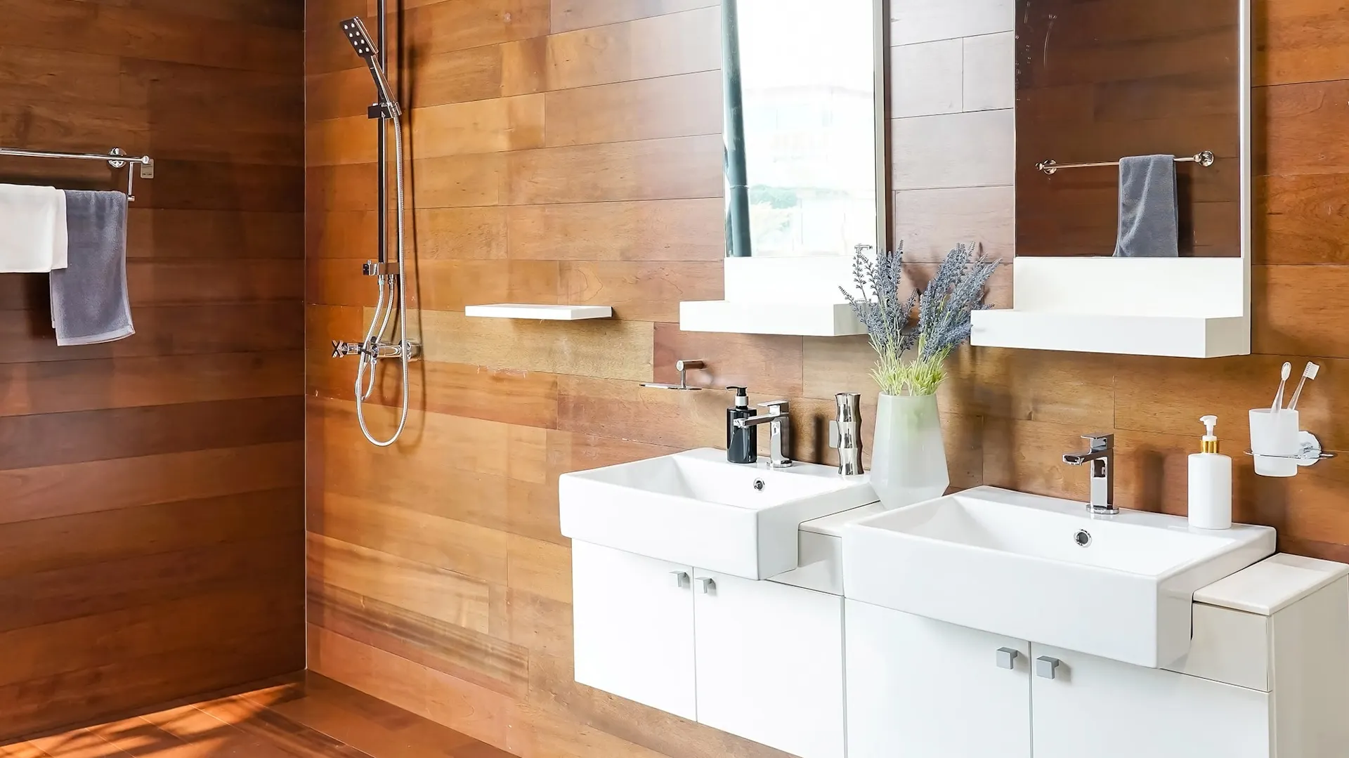 Ein Badezimmer mit Holzwänden.
