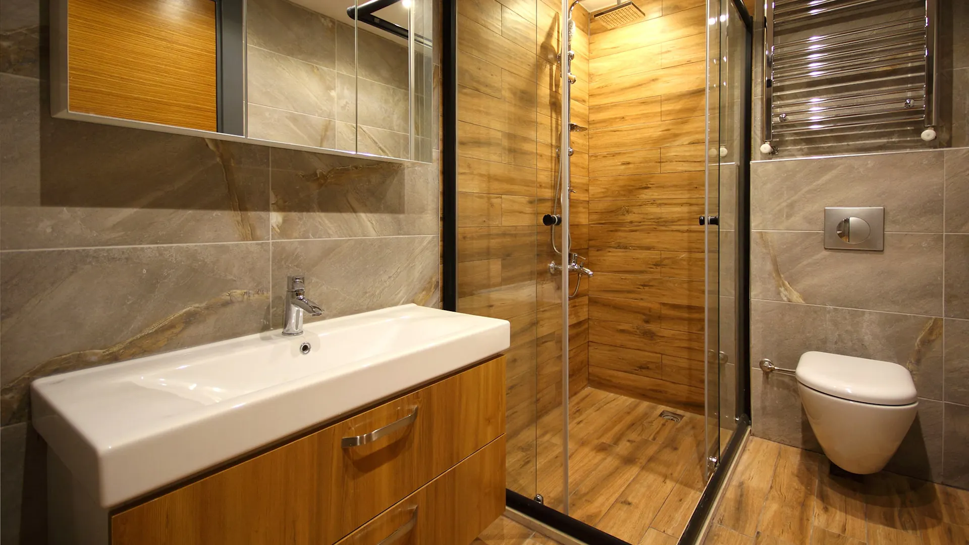 Eine Dusche mit Holzwänden.