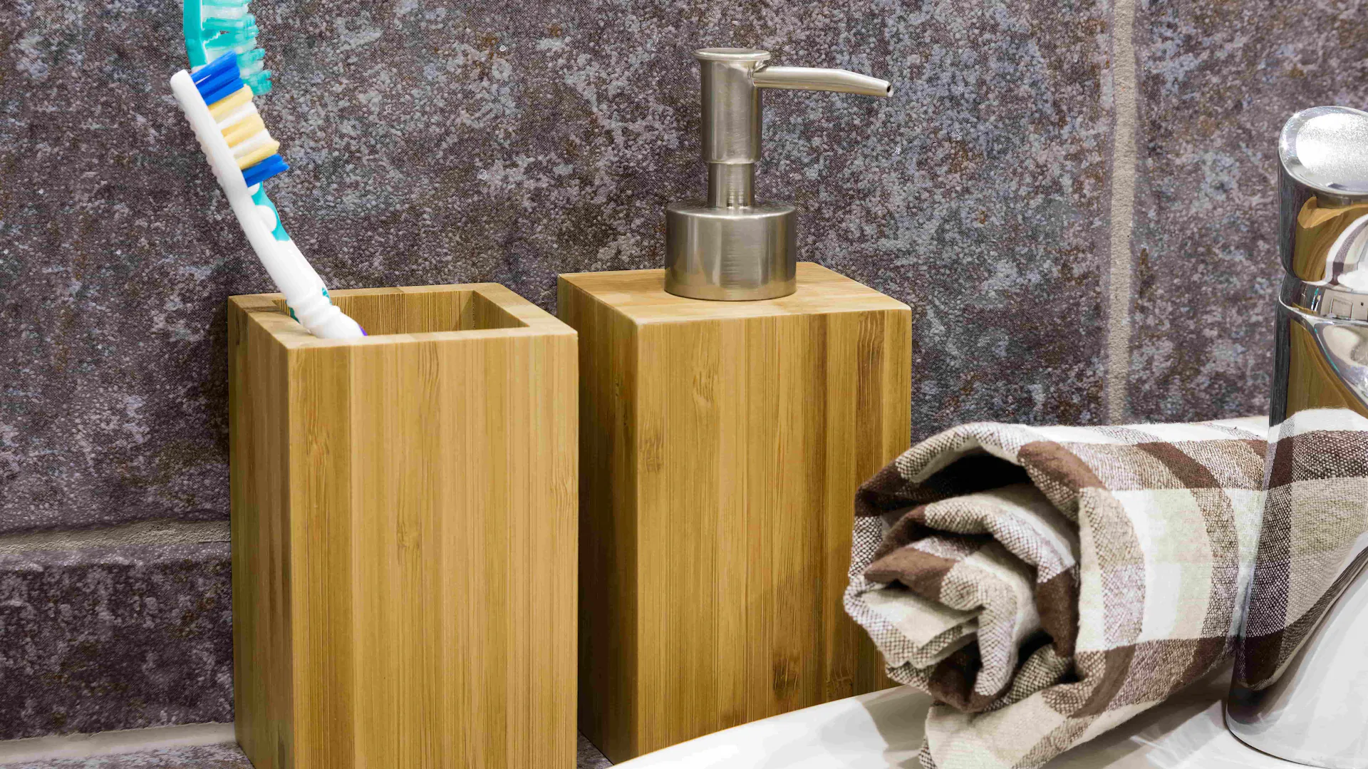 Seifenspender und Zahnputzbecher aus Holz.