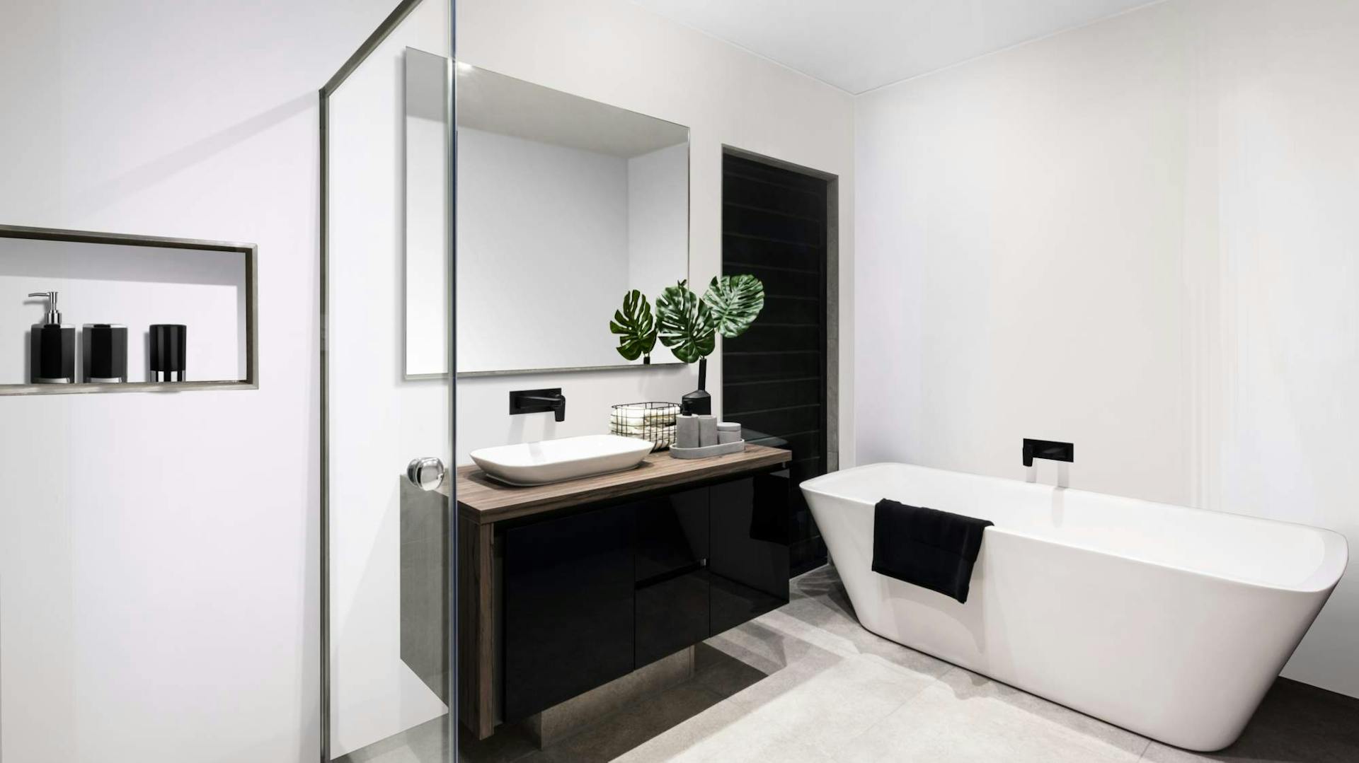 Badezimmer-Ideen wie diese im modernen, hellen Stil inklusive Unterschrank mit Spiegeln sowie ebenerdiger Dusche.