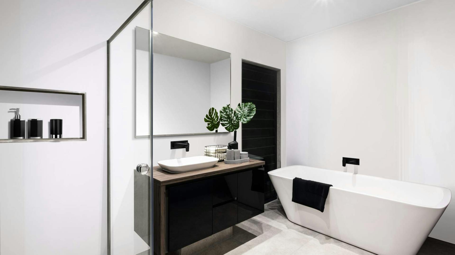 Badezimmer-Ideen wie diese im modernen, hellen Stil inklusive Unterschrank mit Spiegeln sowie ebenerdiger Dusche.