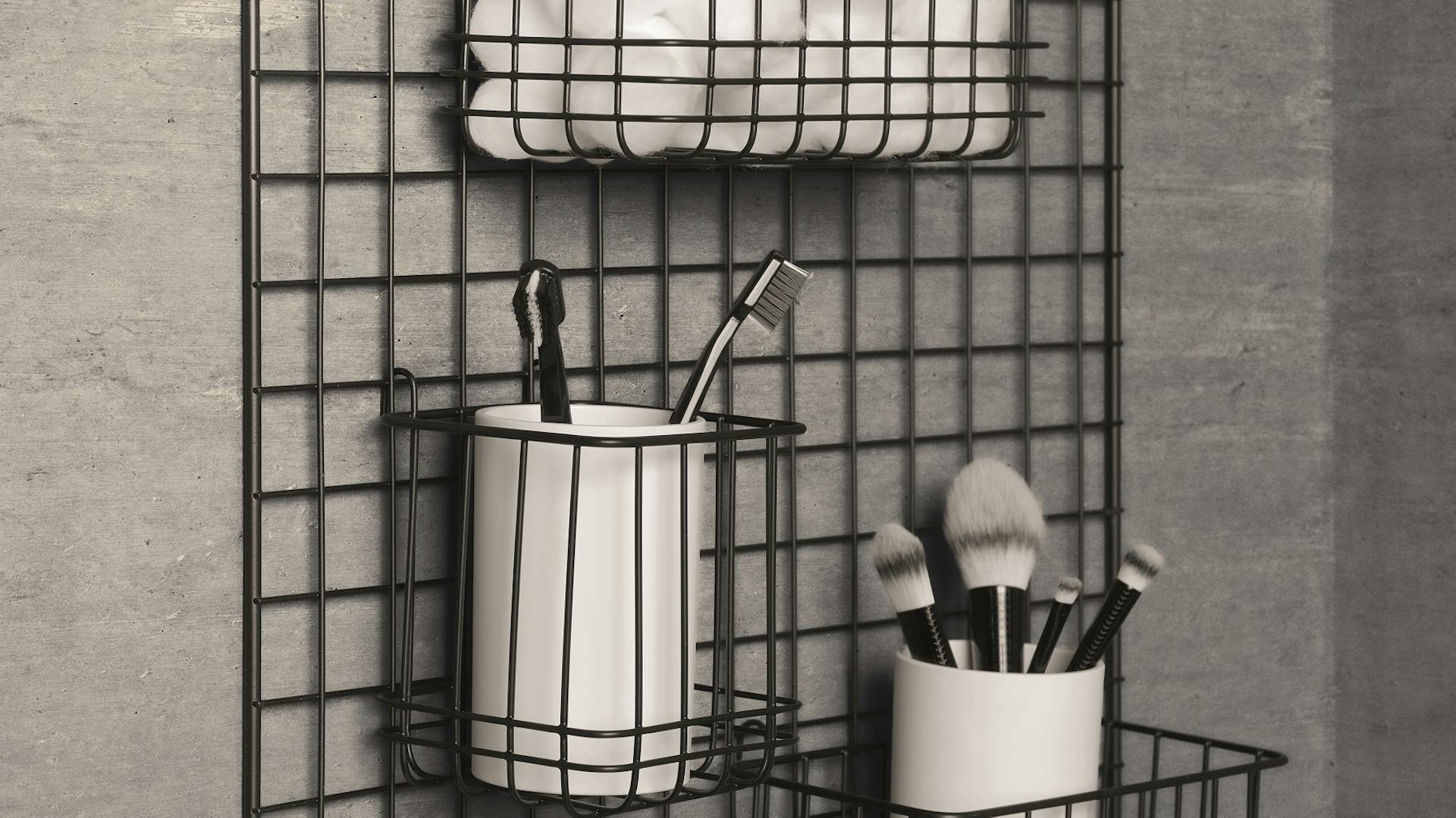 Beton-Bad mit Stauraum-Lösung in Form eines Gitters.