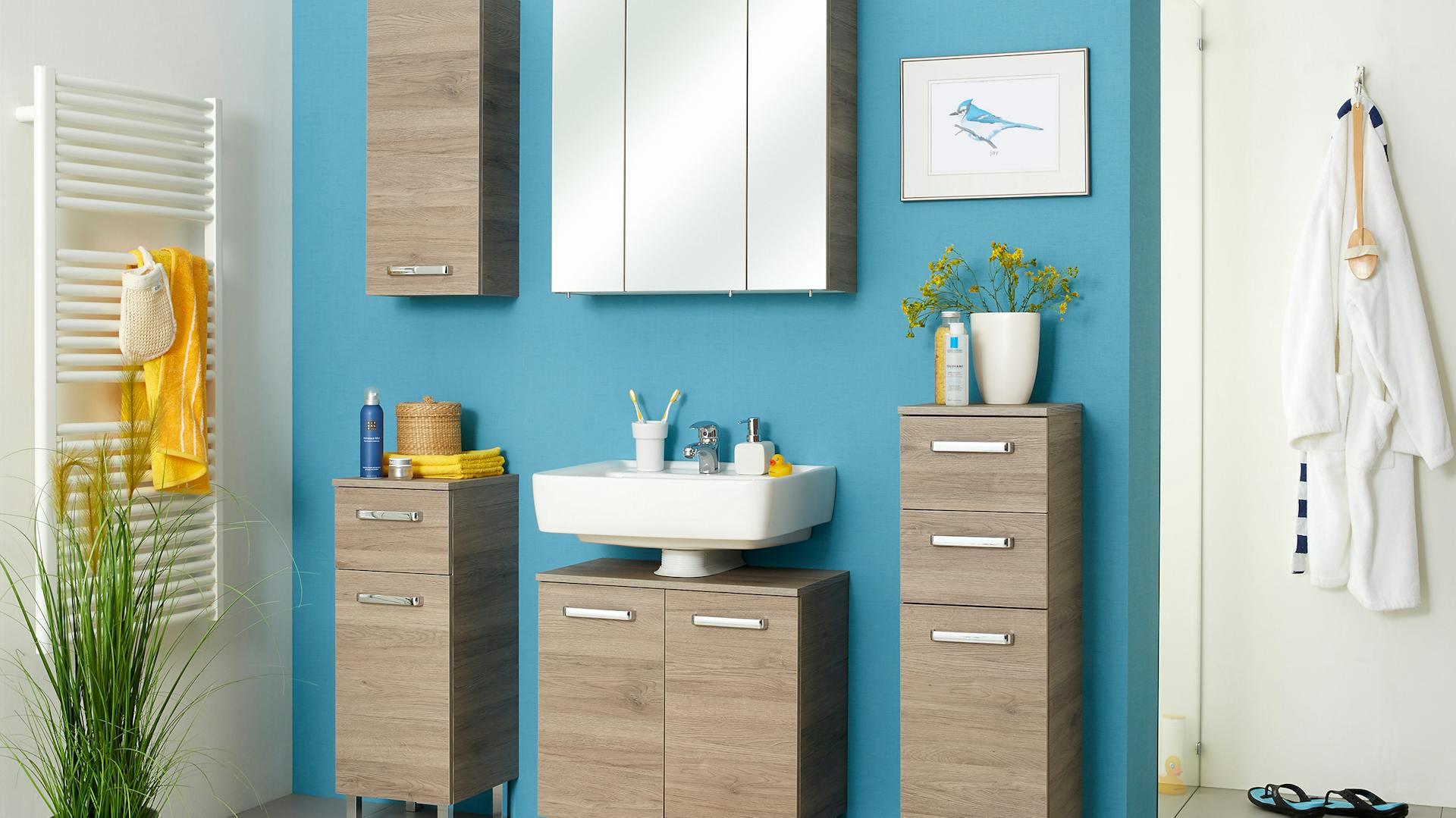 Fugenloses Bad mit fugenloser Wand und ungefugten Fliesen.