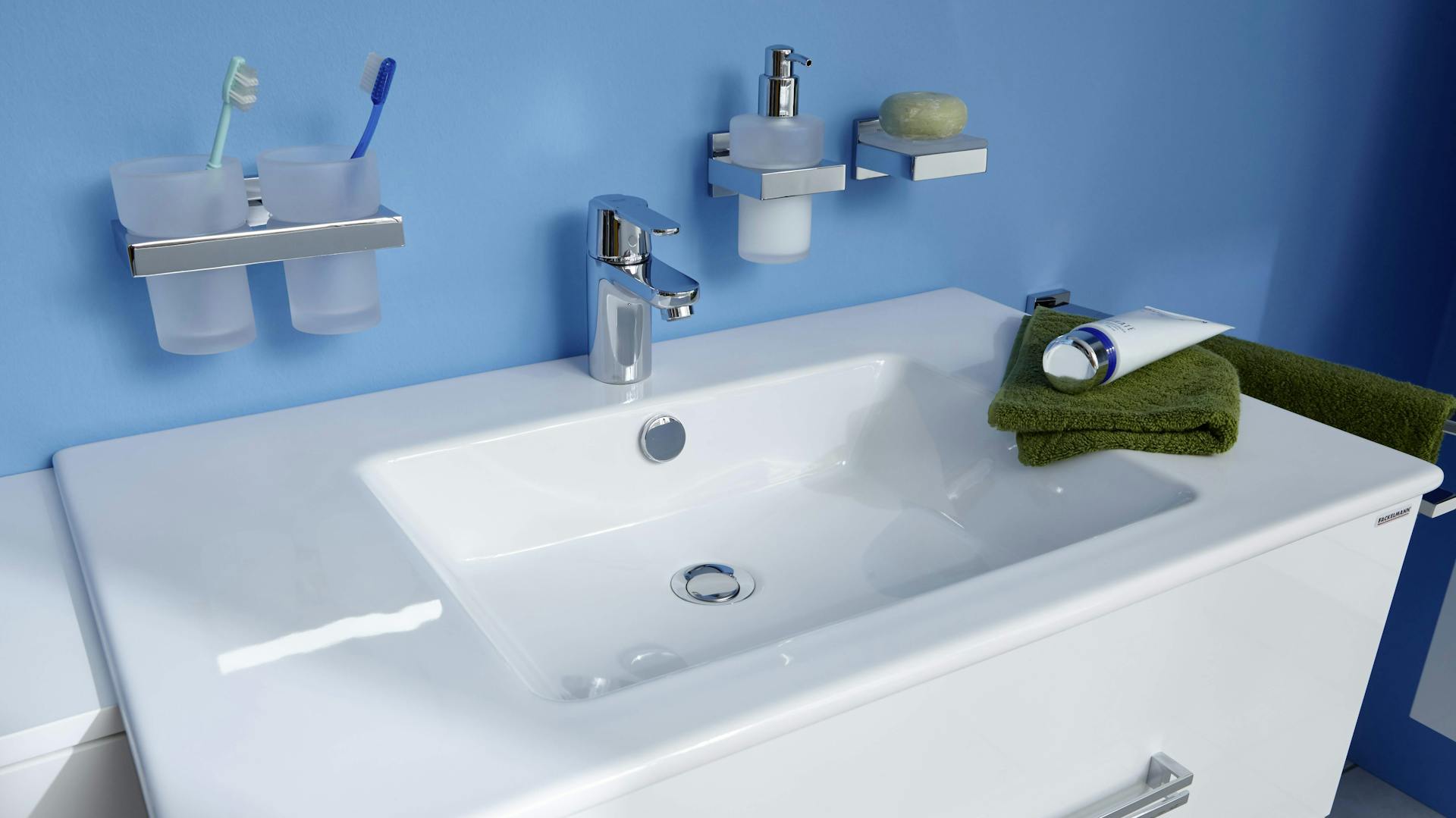 Fugenloses Bad mit einen Waschbecken an einer fugenlosen Wand.