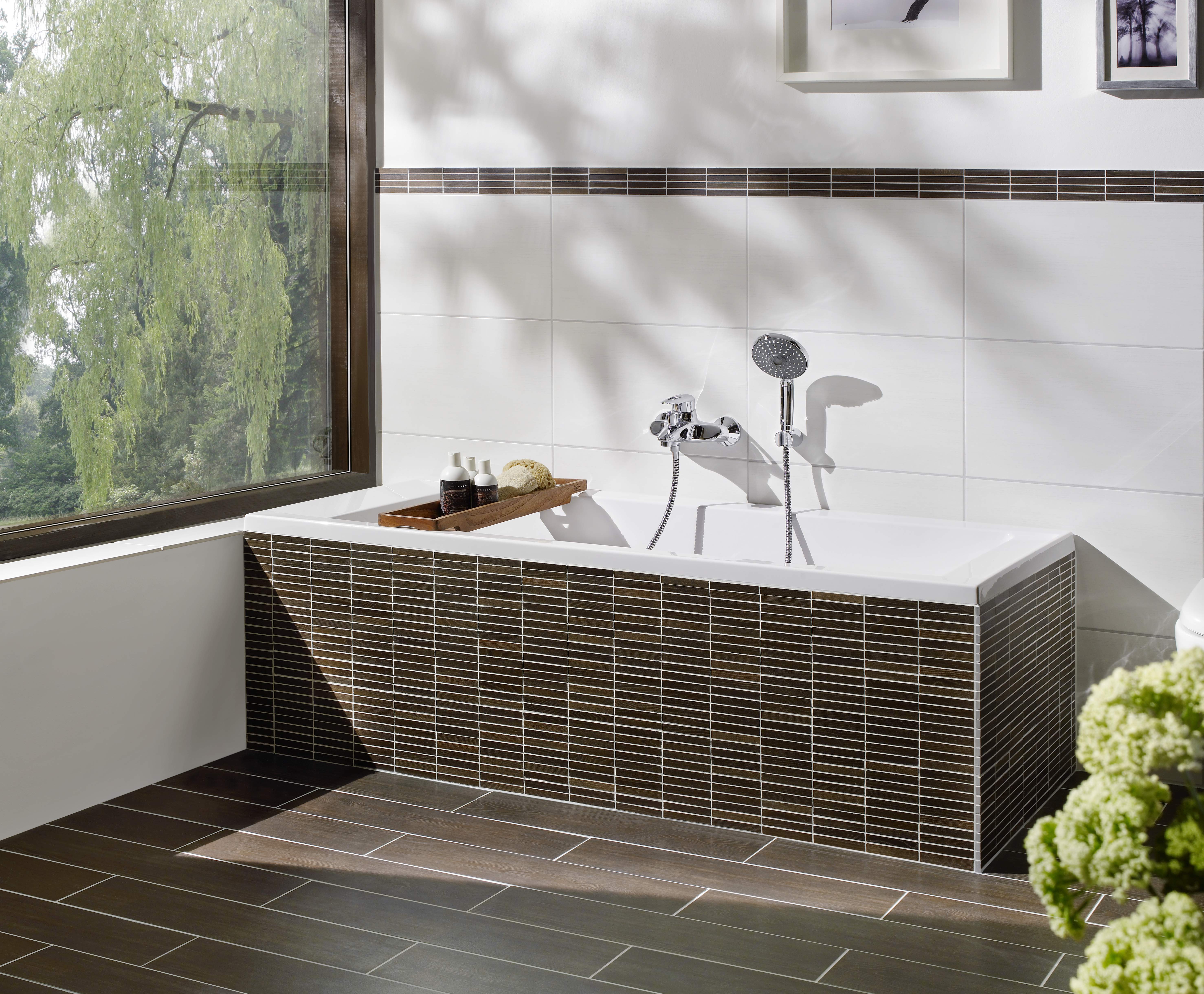 Badewanne mit Fliesen verkleidet.