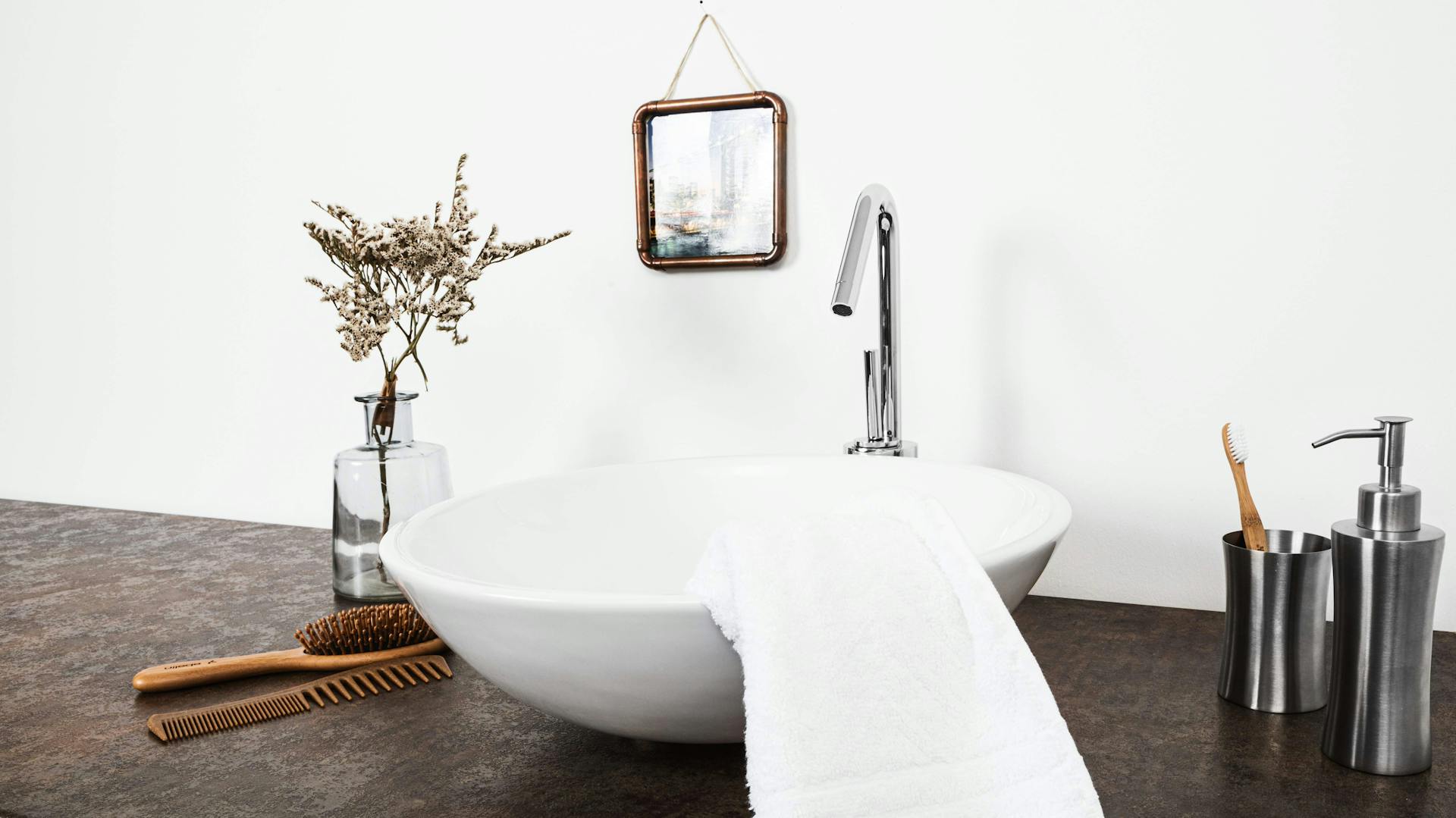 Luxus-Bad mit Deko aus Kupfer und in roségold.