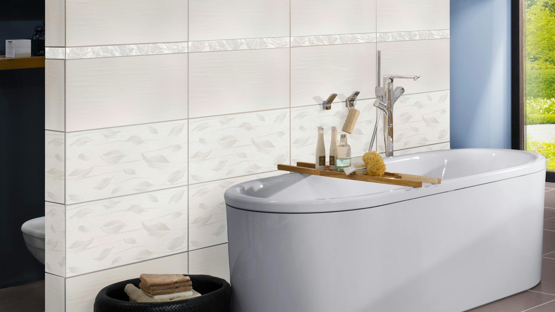 Luxus-Bad mit freistehender Badewanne an einer Mauer.