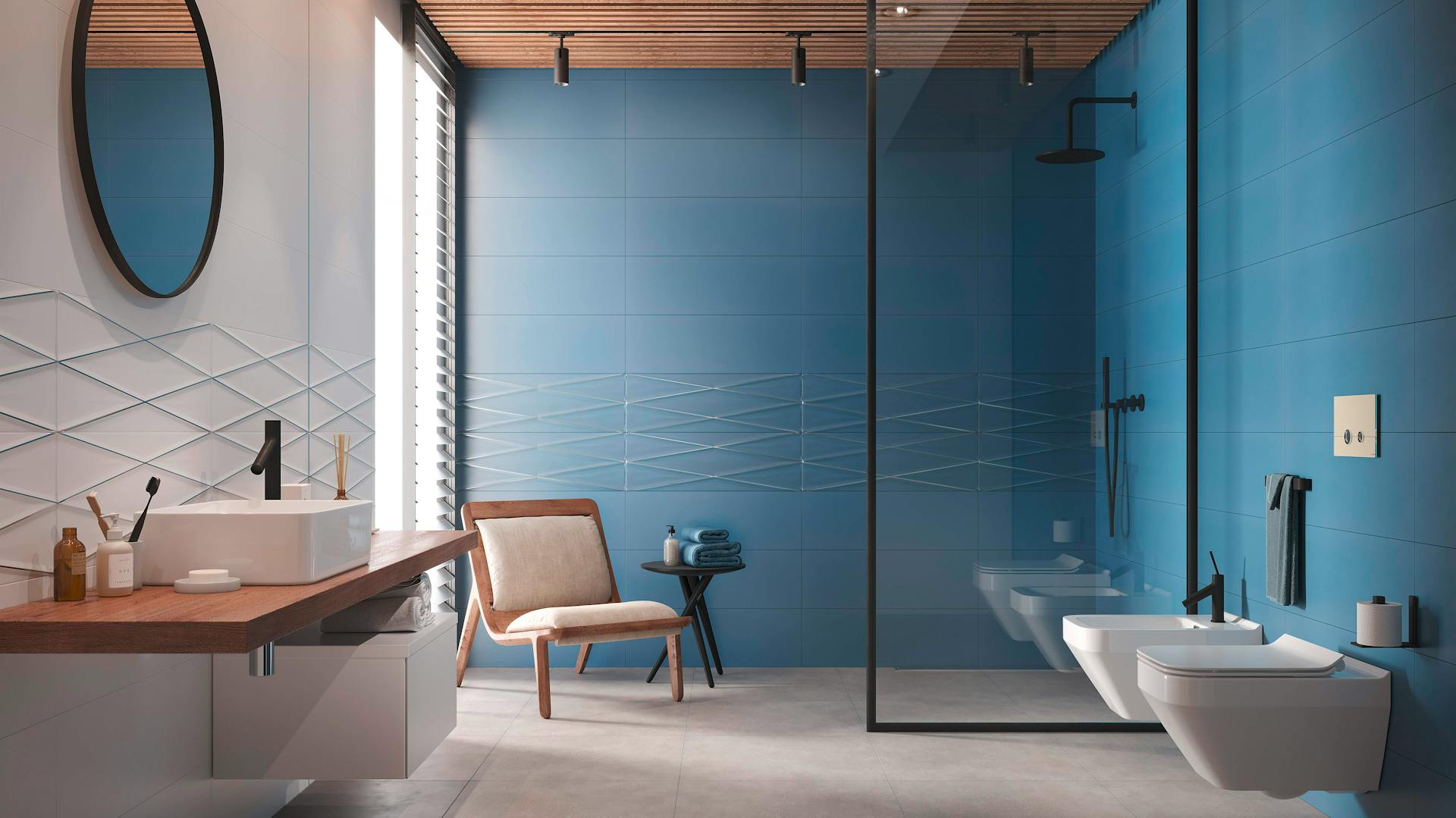 Bagno con soffitto parzialmente rivestito in legno, pareti blu e bianche, lavabo, specchio, doccia walk-in, sanitario e posti a sedere.
