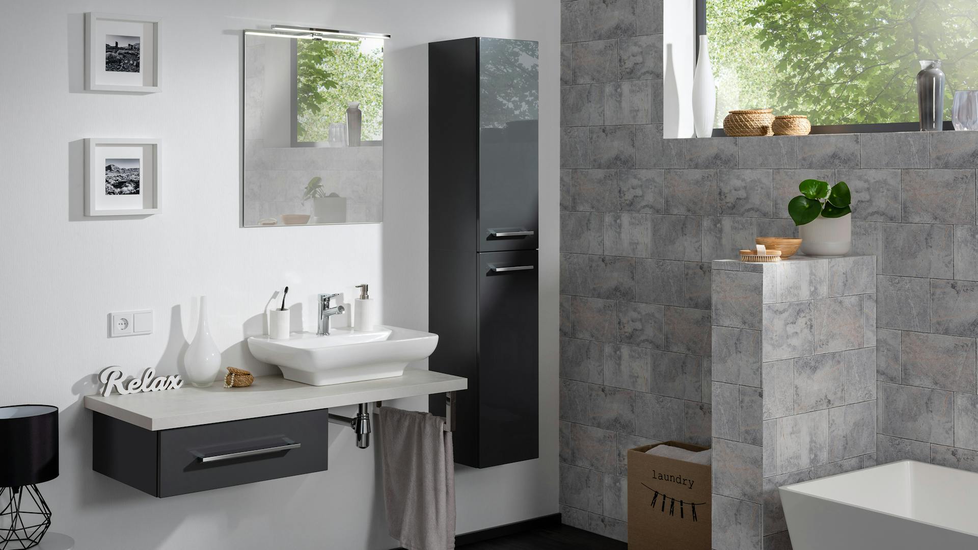 Modernes Bad mit Dekoelementen und minimalistischem Schrank sowie einer Nische mit Badewanne.