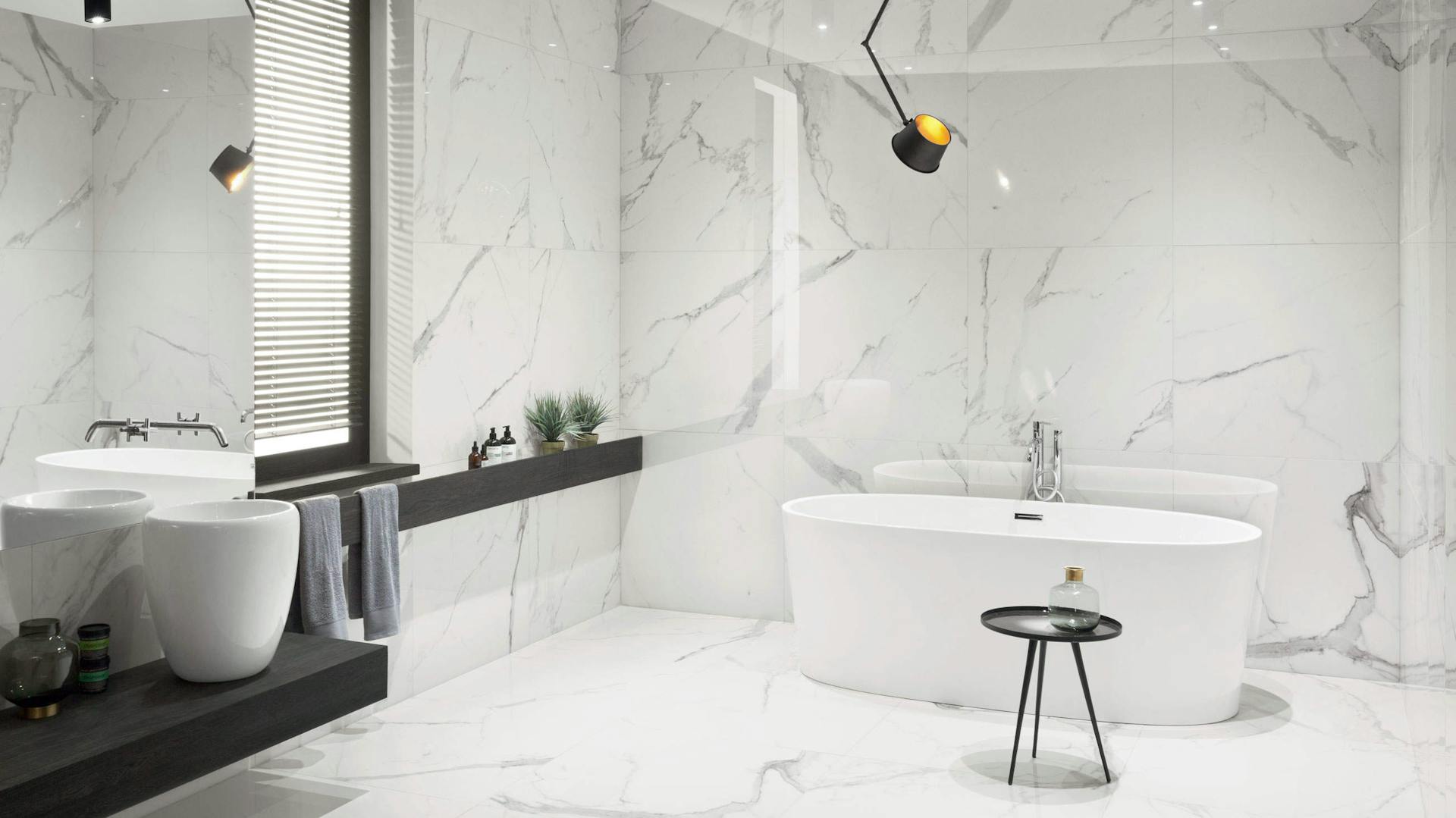 Modernes Bad mit freistehender Badewanne und Lampeninstallation sowie Waschtisch.