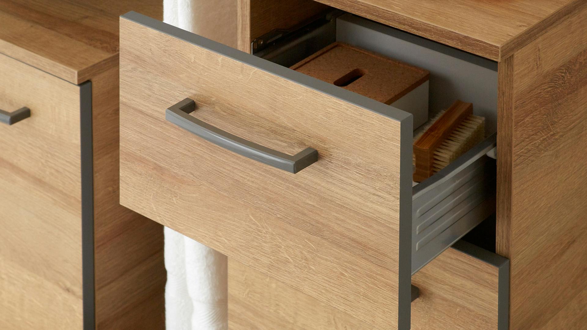 Natürliches Bad mit Schubladen aus Holz.