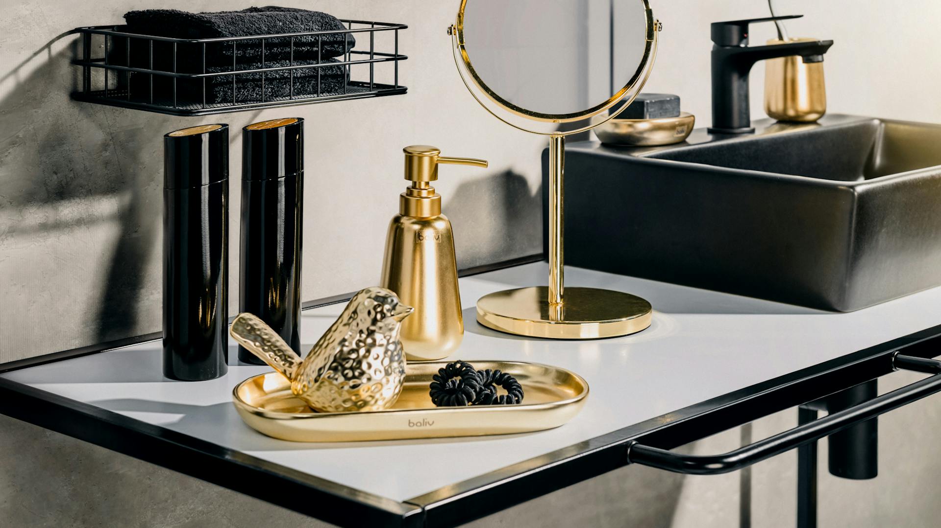 Schwarz-goldenes Badezimmer im Retro-Future-Look