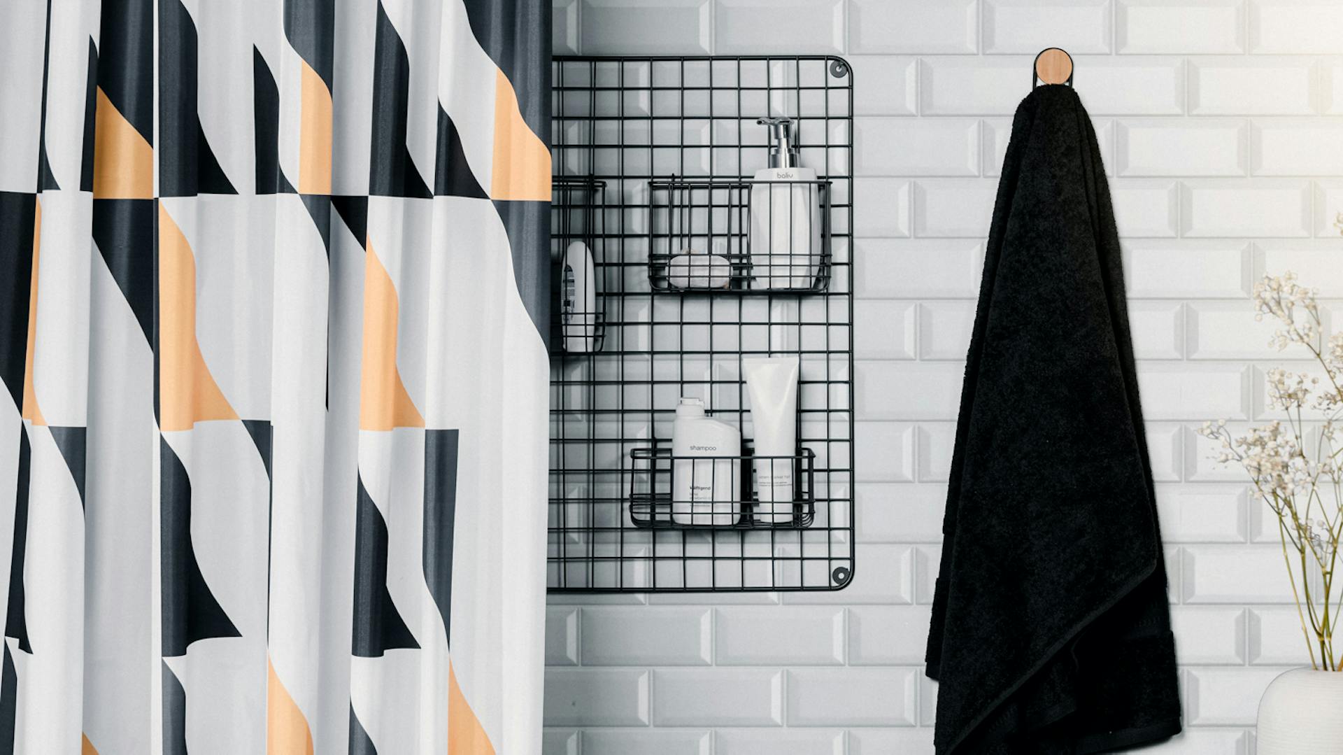 Schwarz-weisse Dusche im Retro Future Design