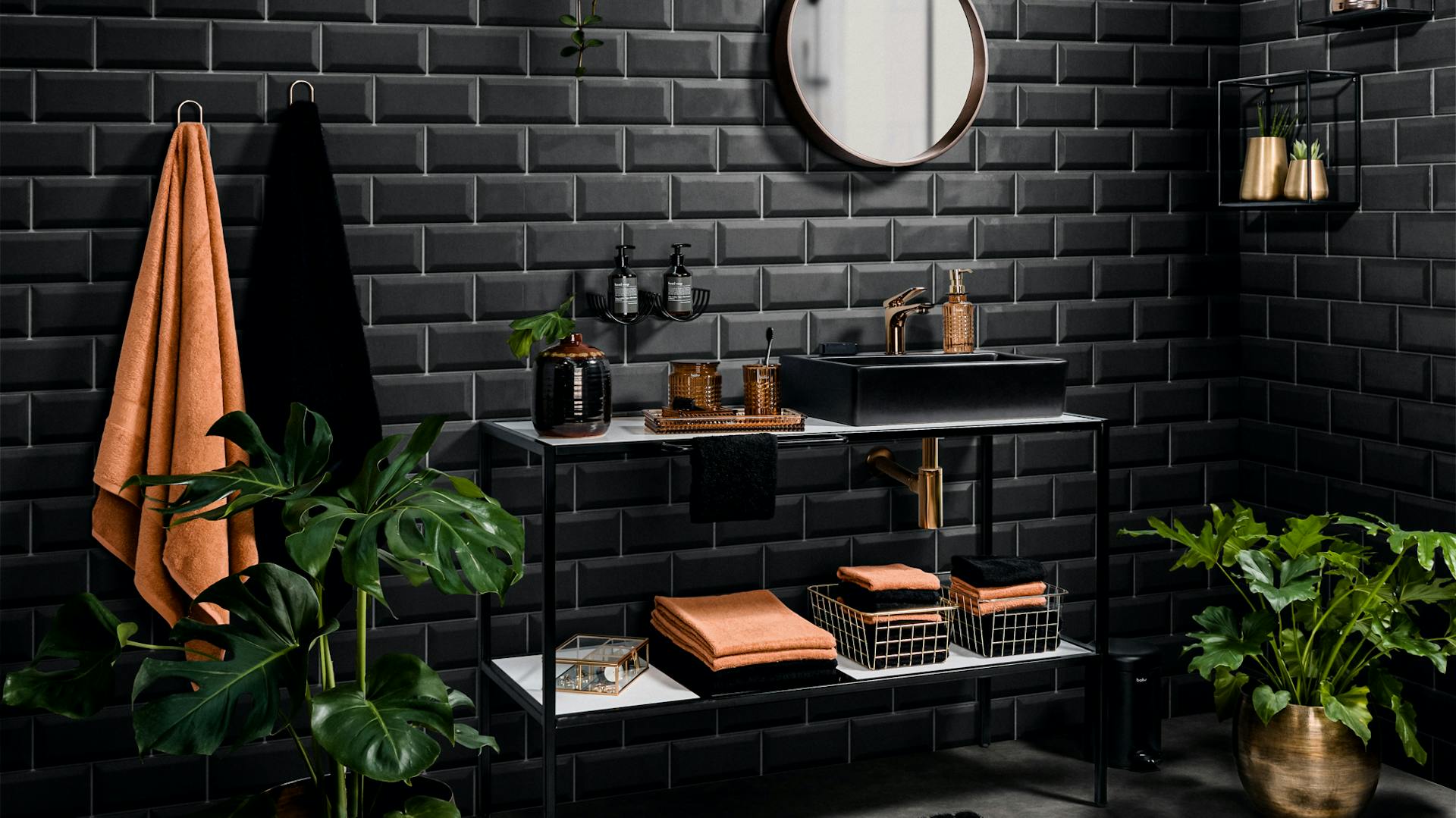 Schwarzes Badezimmer im Retro Future Design