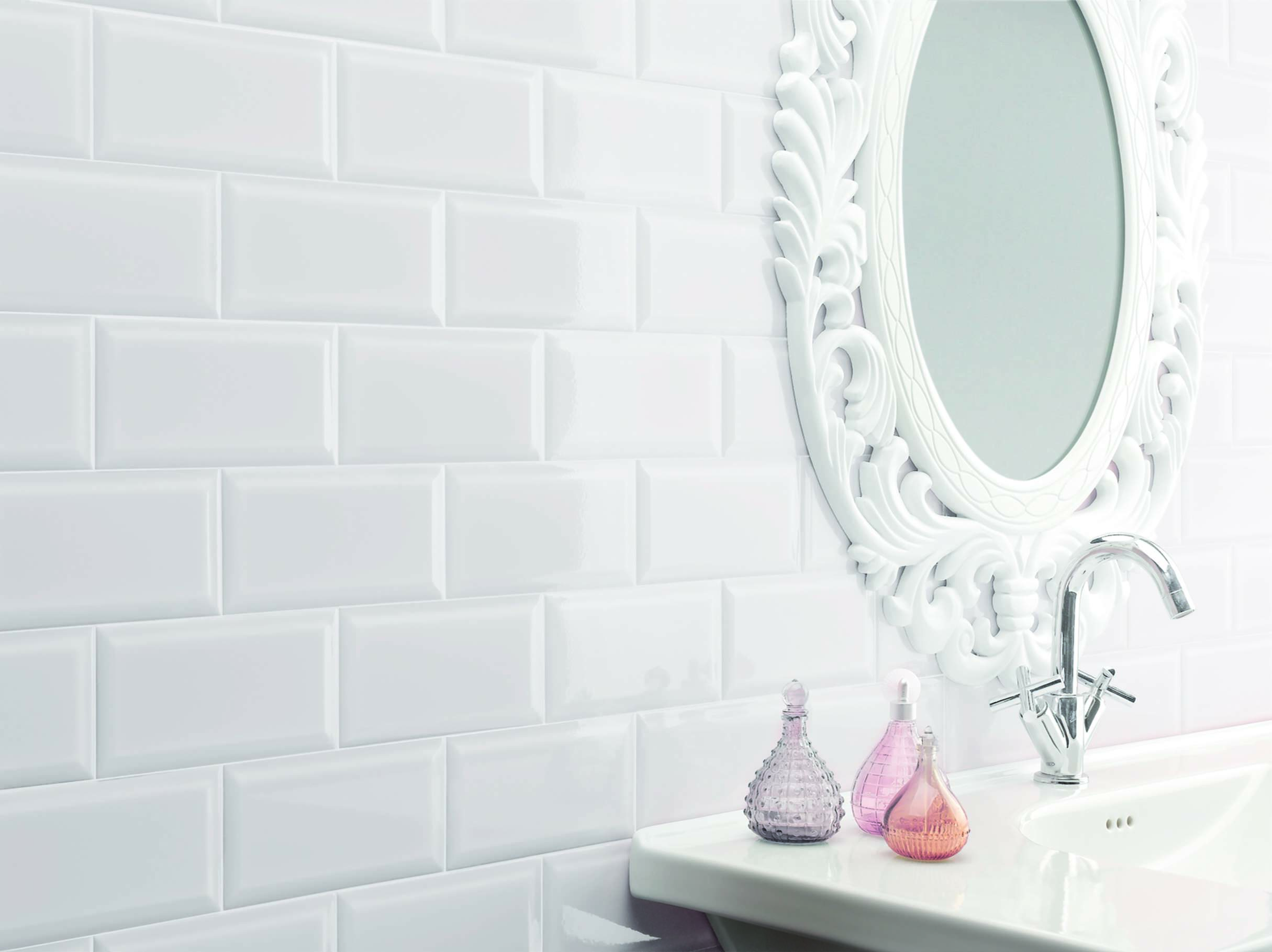 Piastrelle in stile metropolitana dietro ad un lavabo bianco