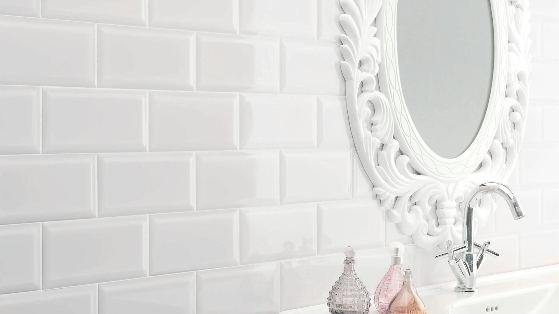 Weiße Metrofliesen an einem Waschbecken mit Spiegel.