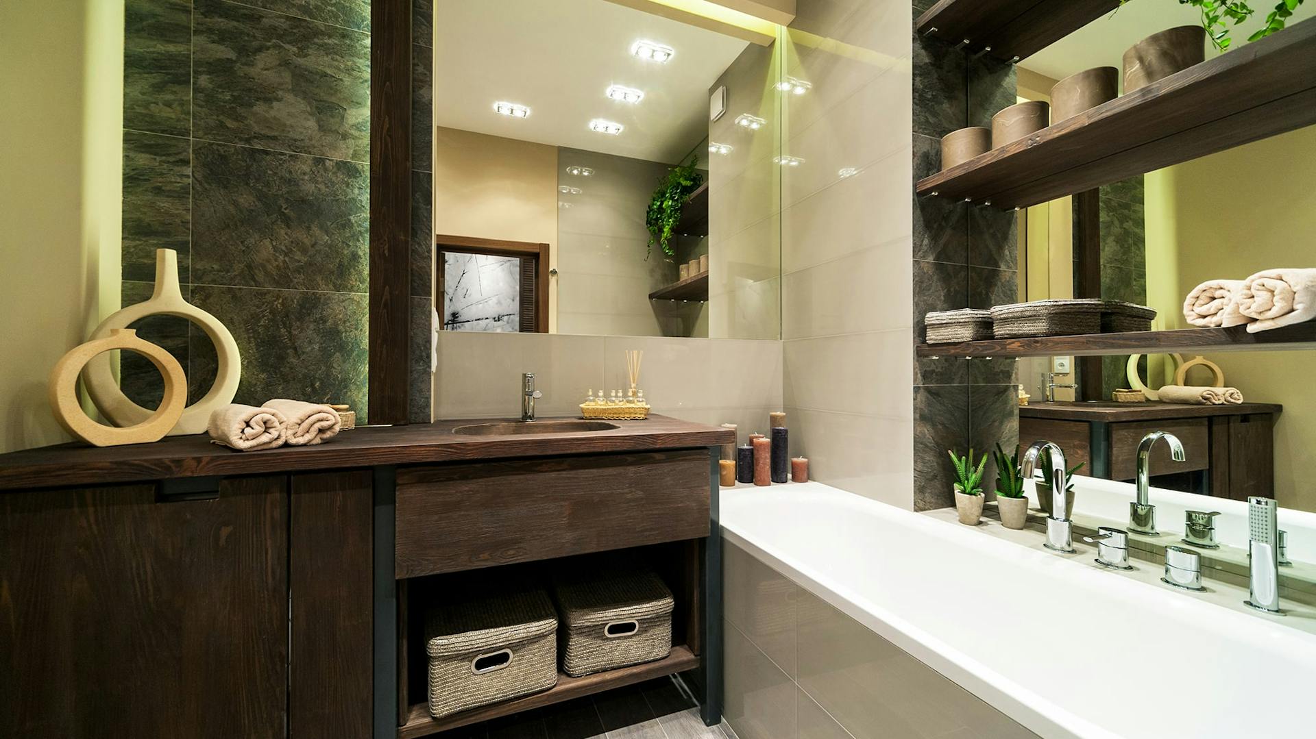 Ein grünes Bad mit grauen Akzenten.