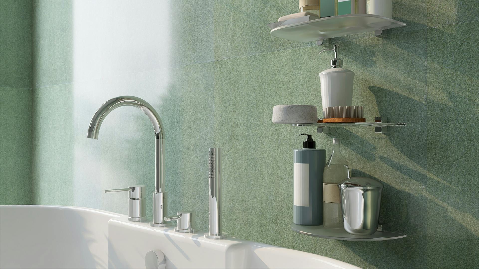 Badaccessoires vor grüner Wand.