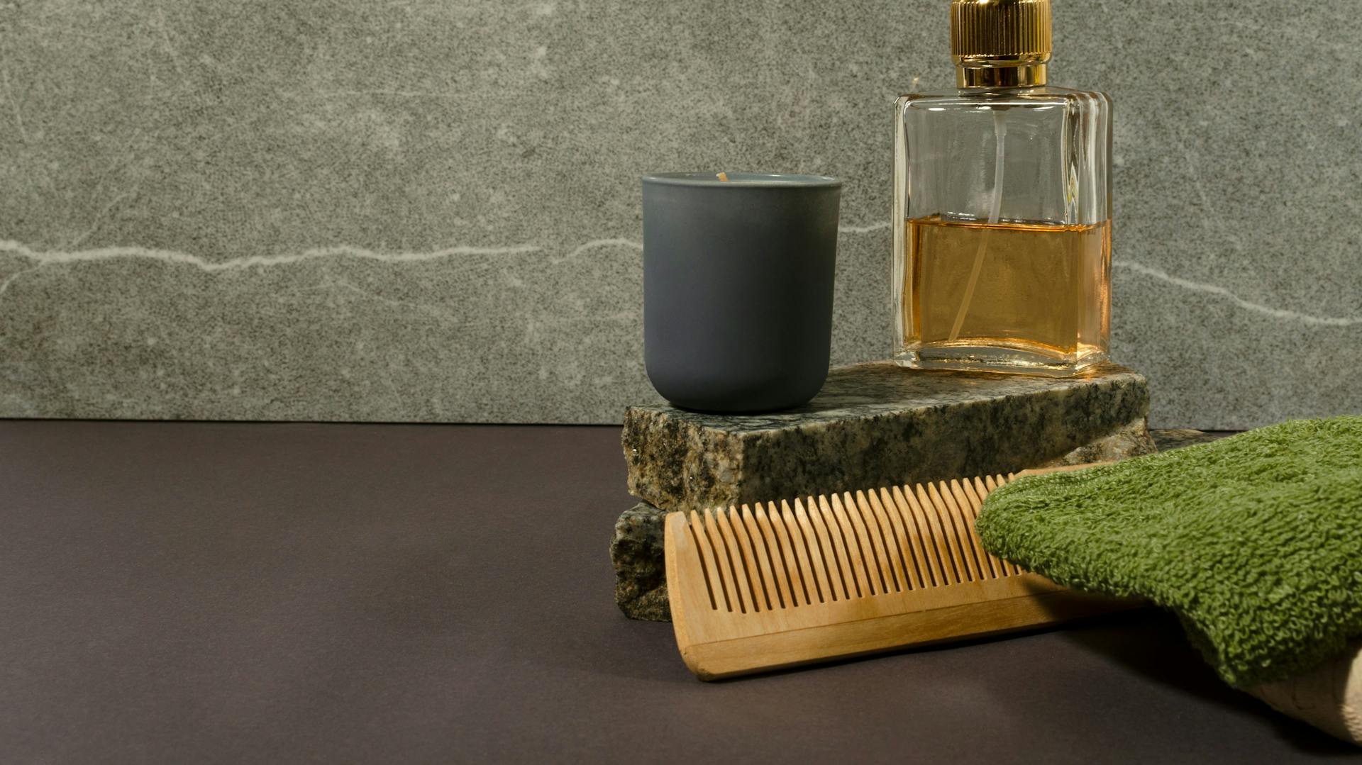 Badaccessoires mit grünem Handtuch.