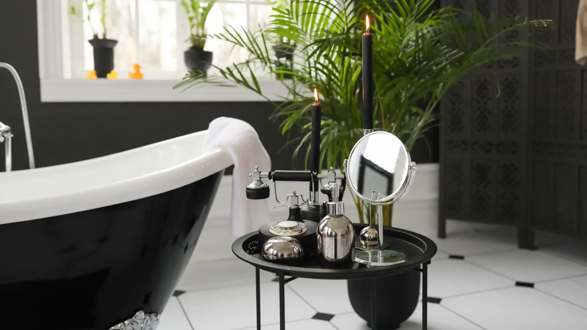 Schwarz-weißes Badezimmer.