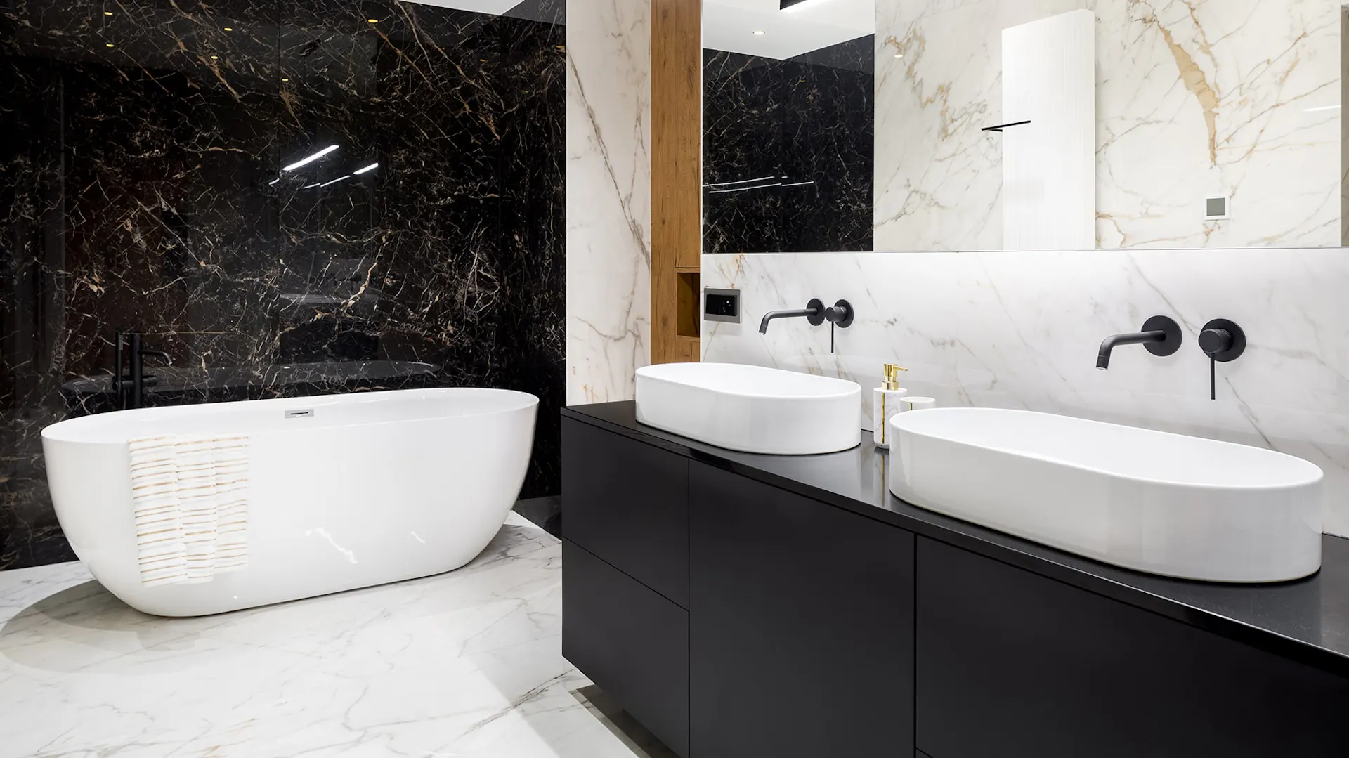 Schwarz-weißes Badezimmer.
