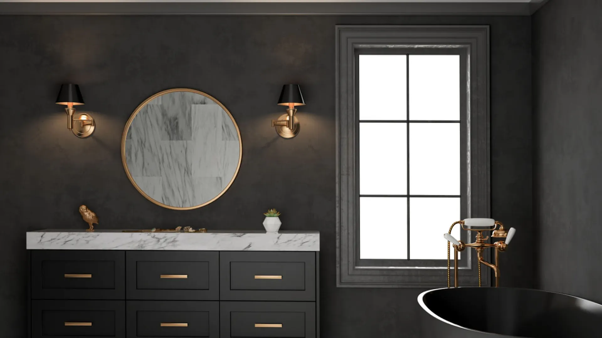 Schwarzes Bad mit goldenen Armaturen.